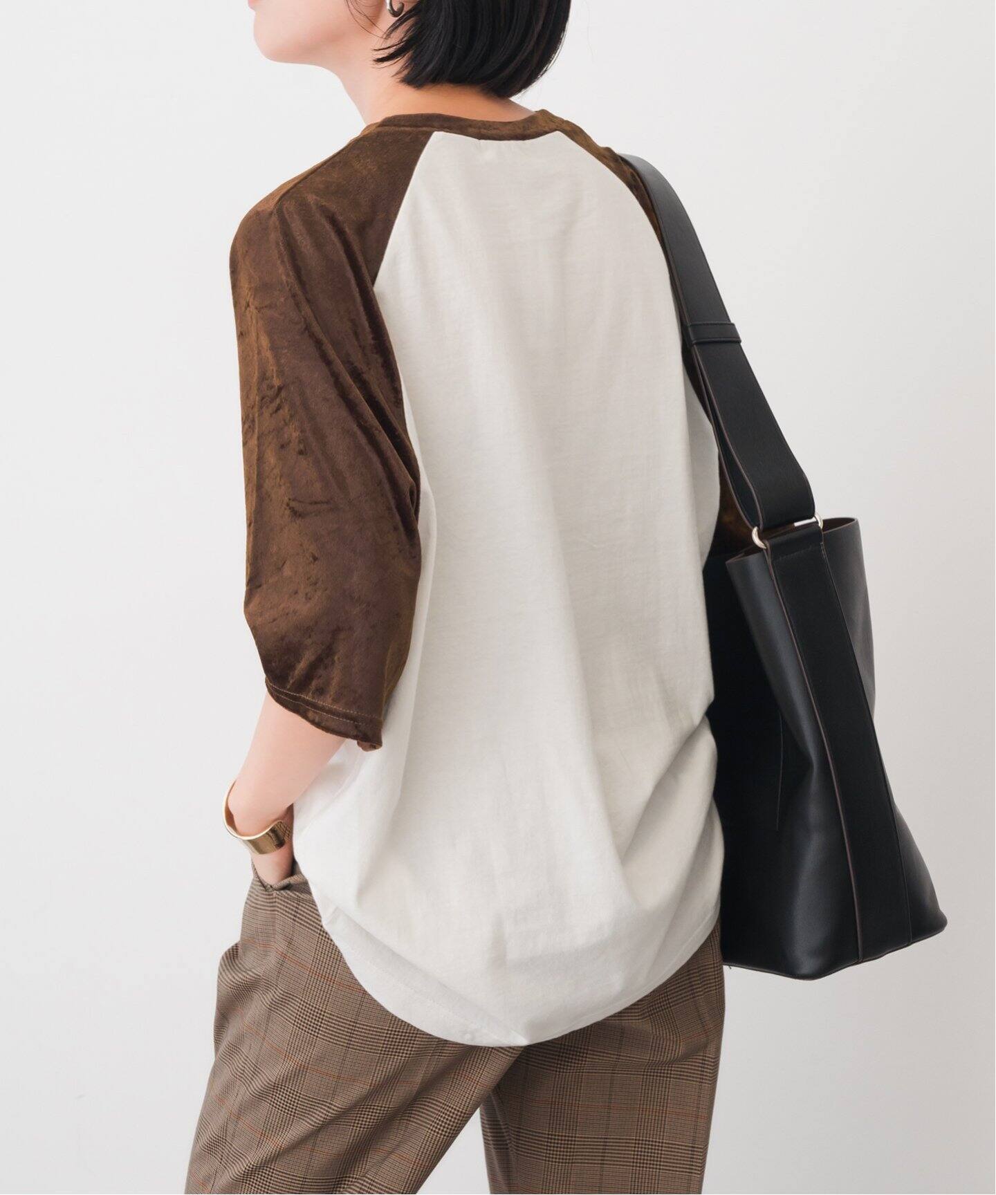 【美品】Uhr ウーア Tシャツ ホワイト ブラウン サイズ:FREE | 25秋冬 ファブリック ミックス ベースボール Tシャツ | Fabricmix Baseball Tee クルーネック 五分袖 クラッシュサテン コットン | トップス カットソー【レディース】【中古】 Uhr/ウーア Fabricmix Baseball Tee（Tシャツ／カットソー）｜Spick