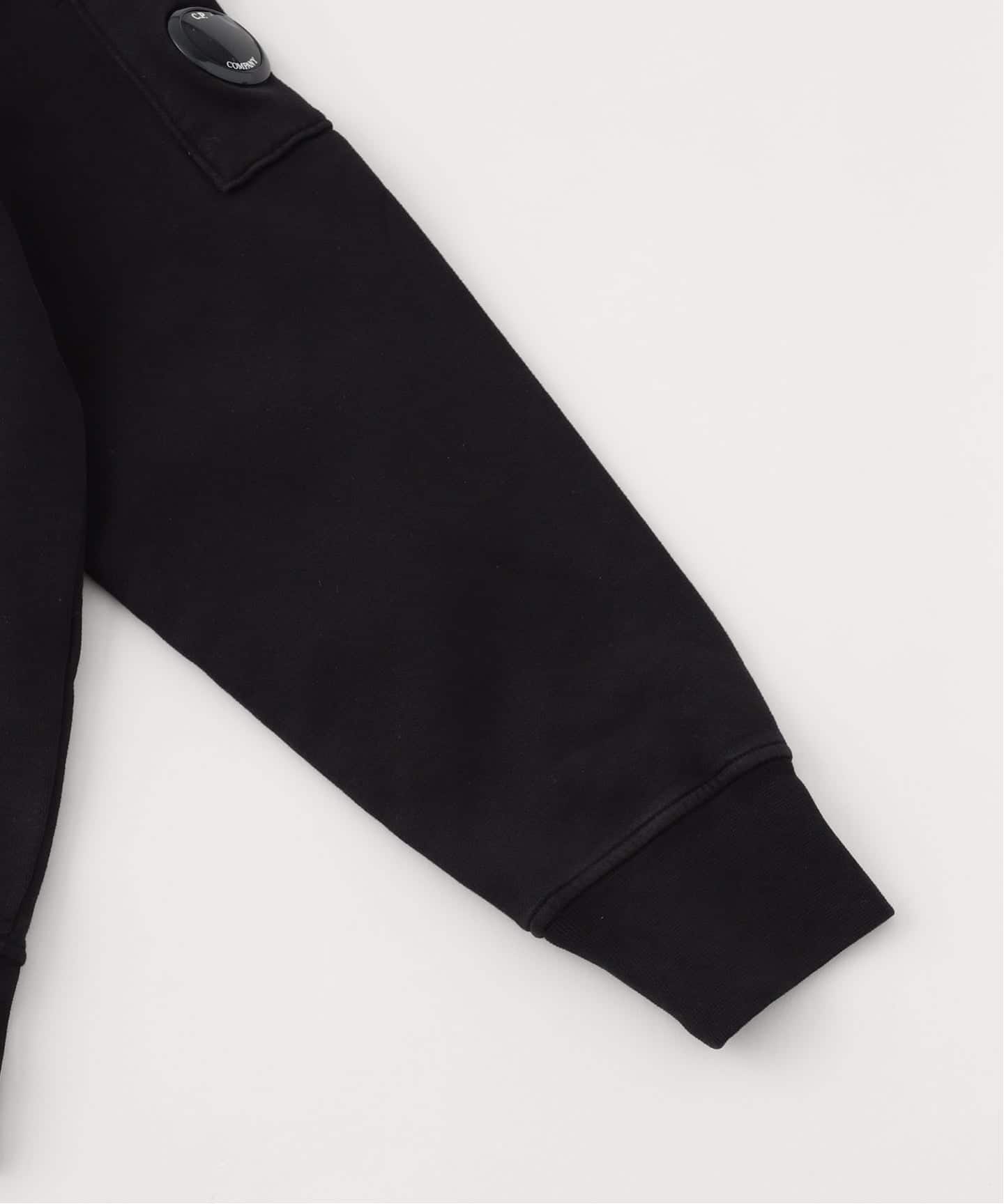 C.P. COMPANY 黒スウェット（新品未使用） 24264425_54423955_600.jpg