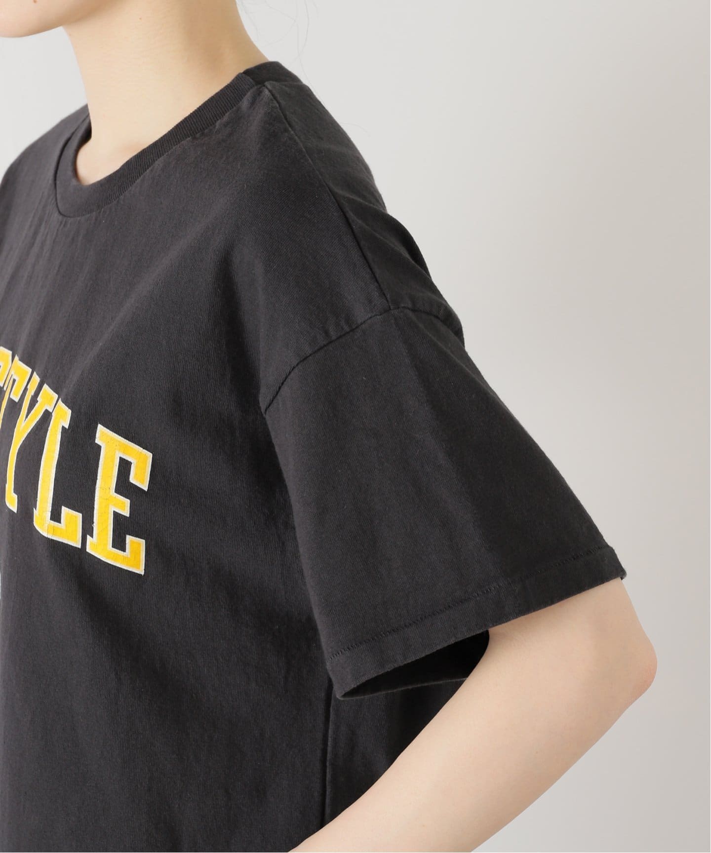 ジャーナルスタンダードラックスluxe SLOPPY PRINTLOGOTEE SLOPPY】PRINT LOGO TEEのコーディネートスナップ（E.M