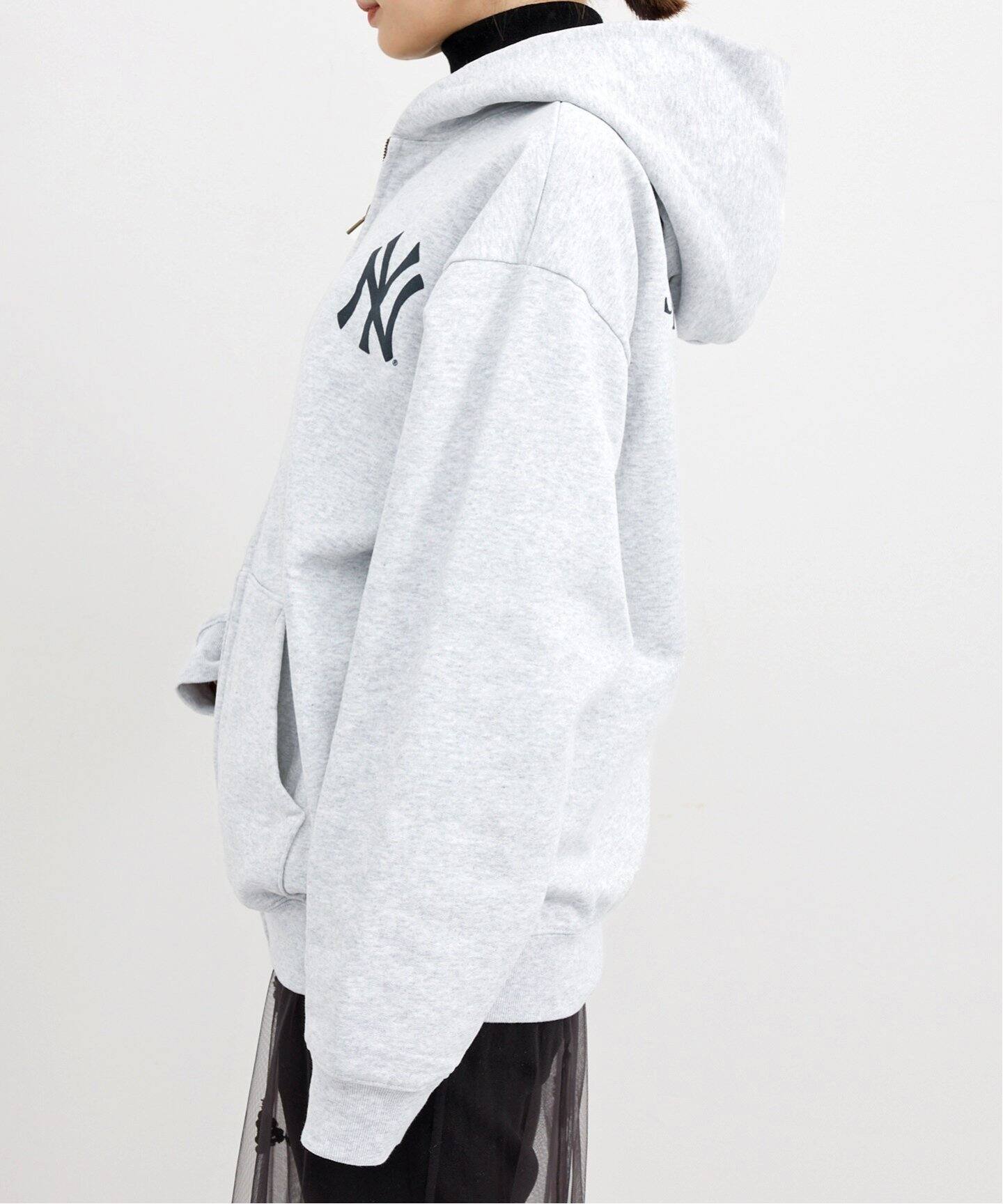 SPORTY&RICH/スポーティアンドリッチ】 YANKEES SERIF ZIP HOODIE  