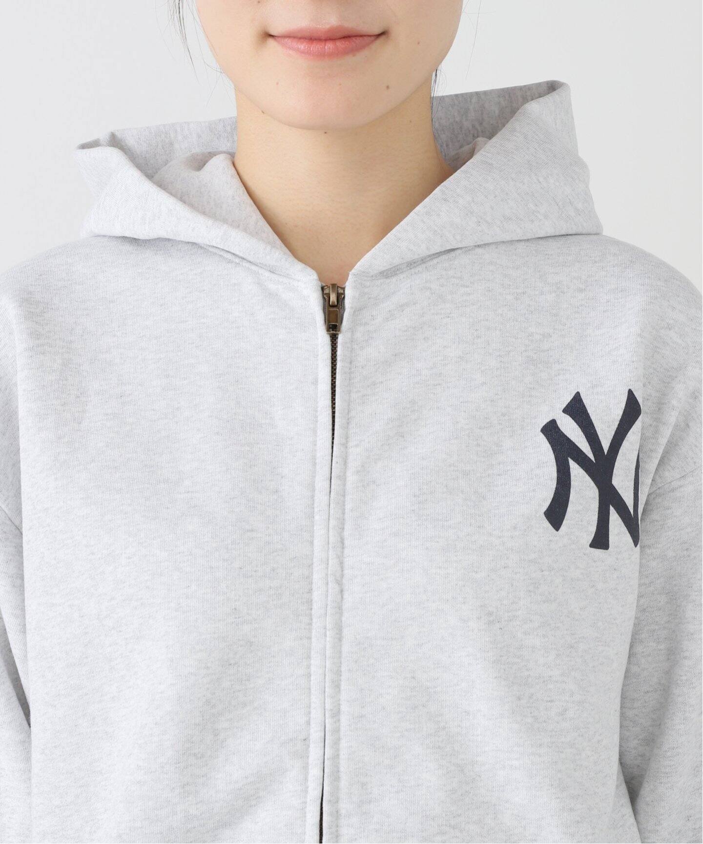 SPORTY&RICH/スポーティアンドリッチ】 YANKEES SERIF ZIP HOODIE  