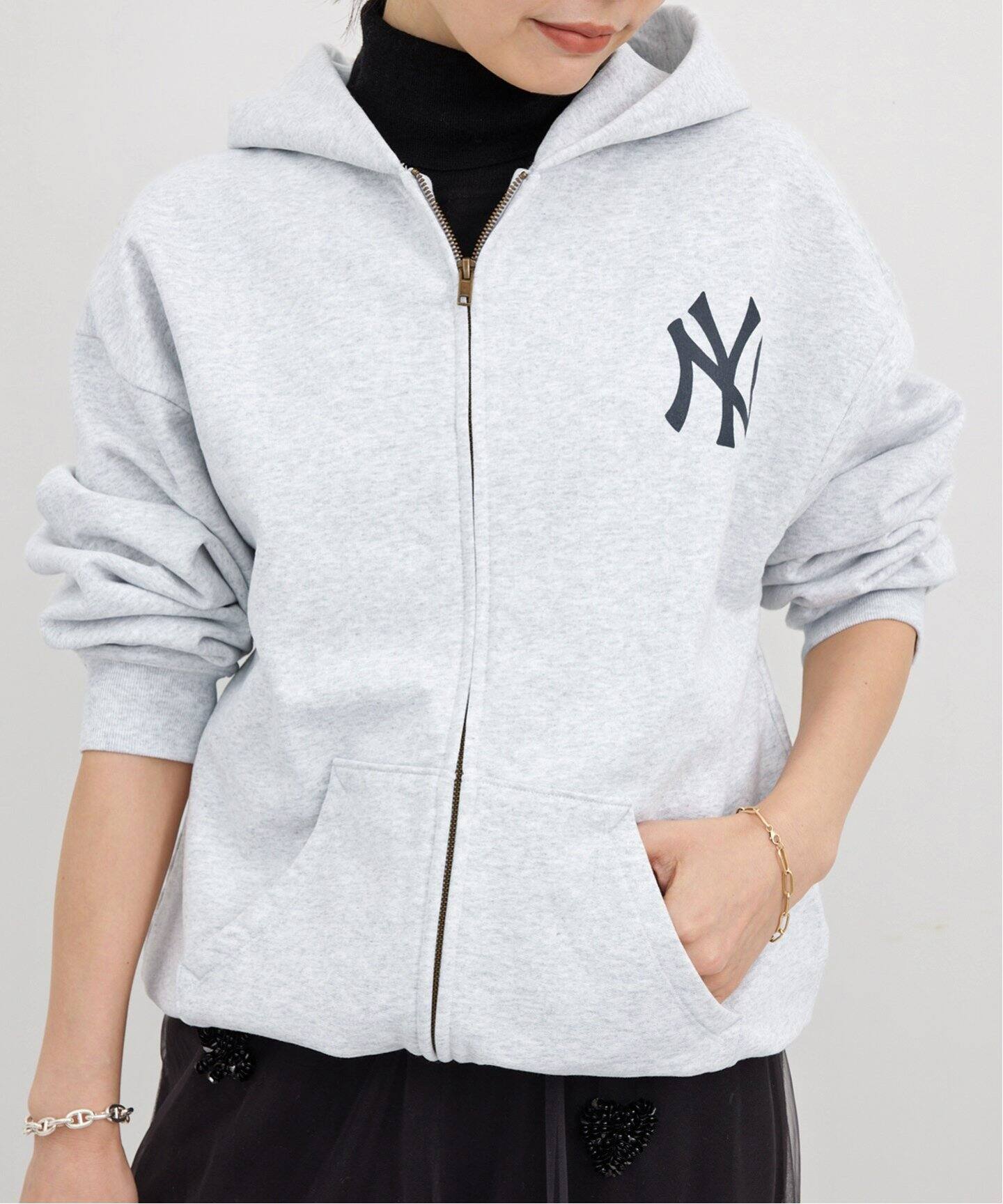 SPORTY&RICH/スポーティアンドリッチ】 YANKEES SERIF ZIP HOODIE  