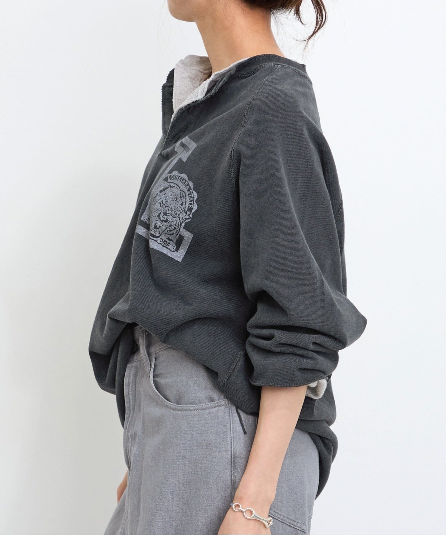 REMI RELIEF/レミ レリーフ】 HENLEY NECK PRINT TEE（Tシャツ