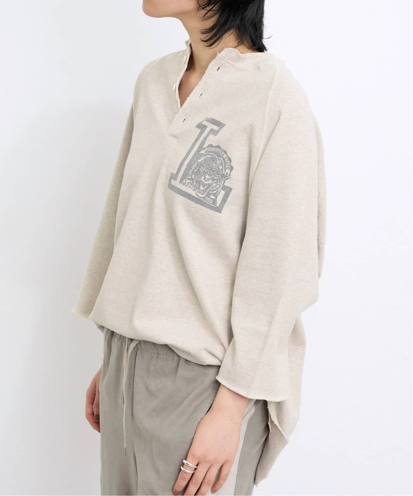 REMI RELIEF/レミ レリーフ】 HENLEY NECK PRINT TEE（Tシャツ
