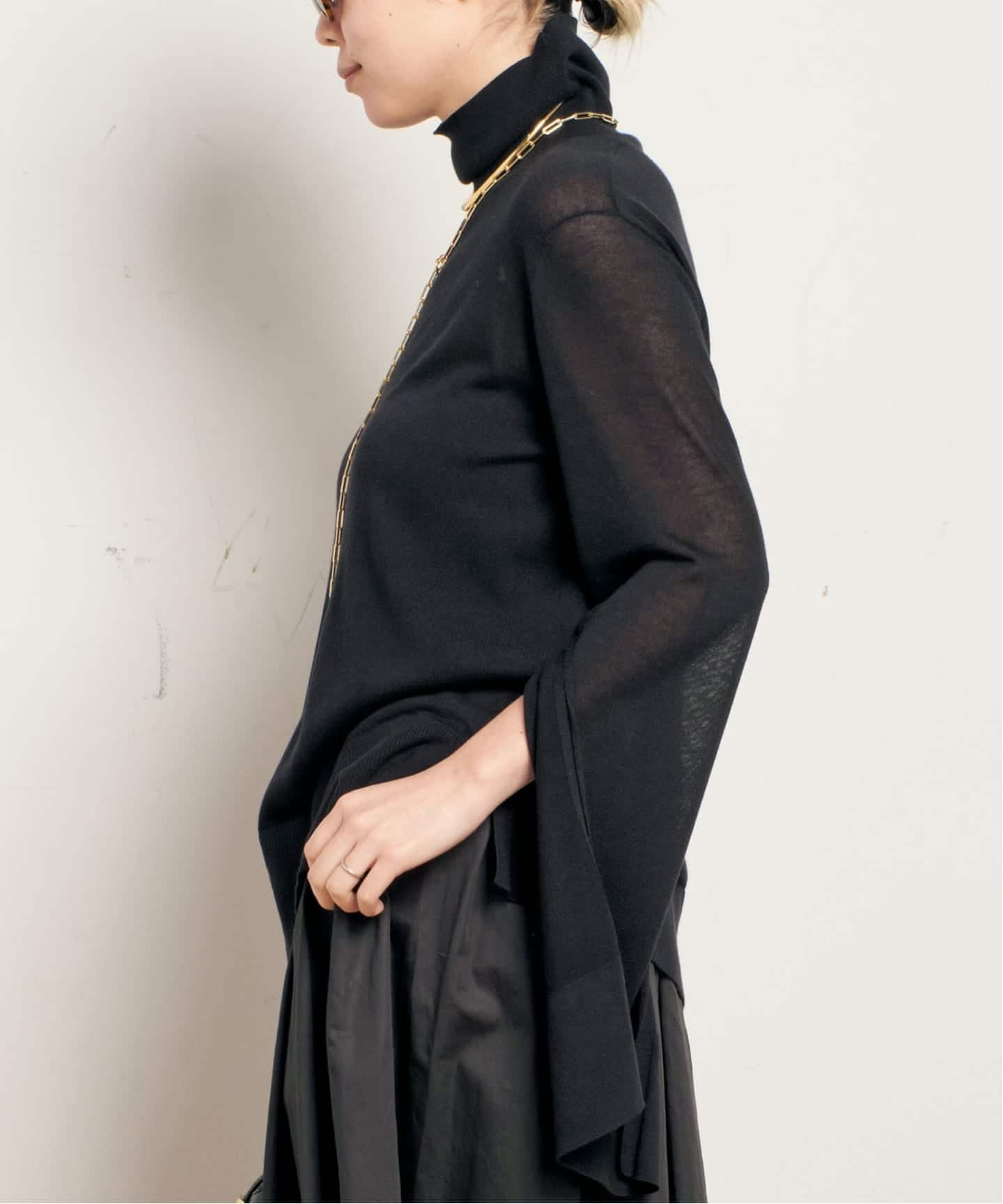 ⭐️人気新作 新品 Toteme トーテム　黒ニット/セーター TOTEME/トーテム】SLIT SLEEVE TURTLENECK（ニット／セーター