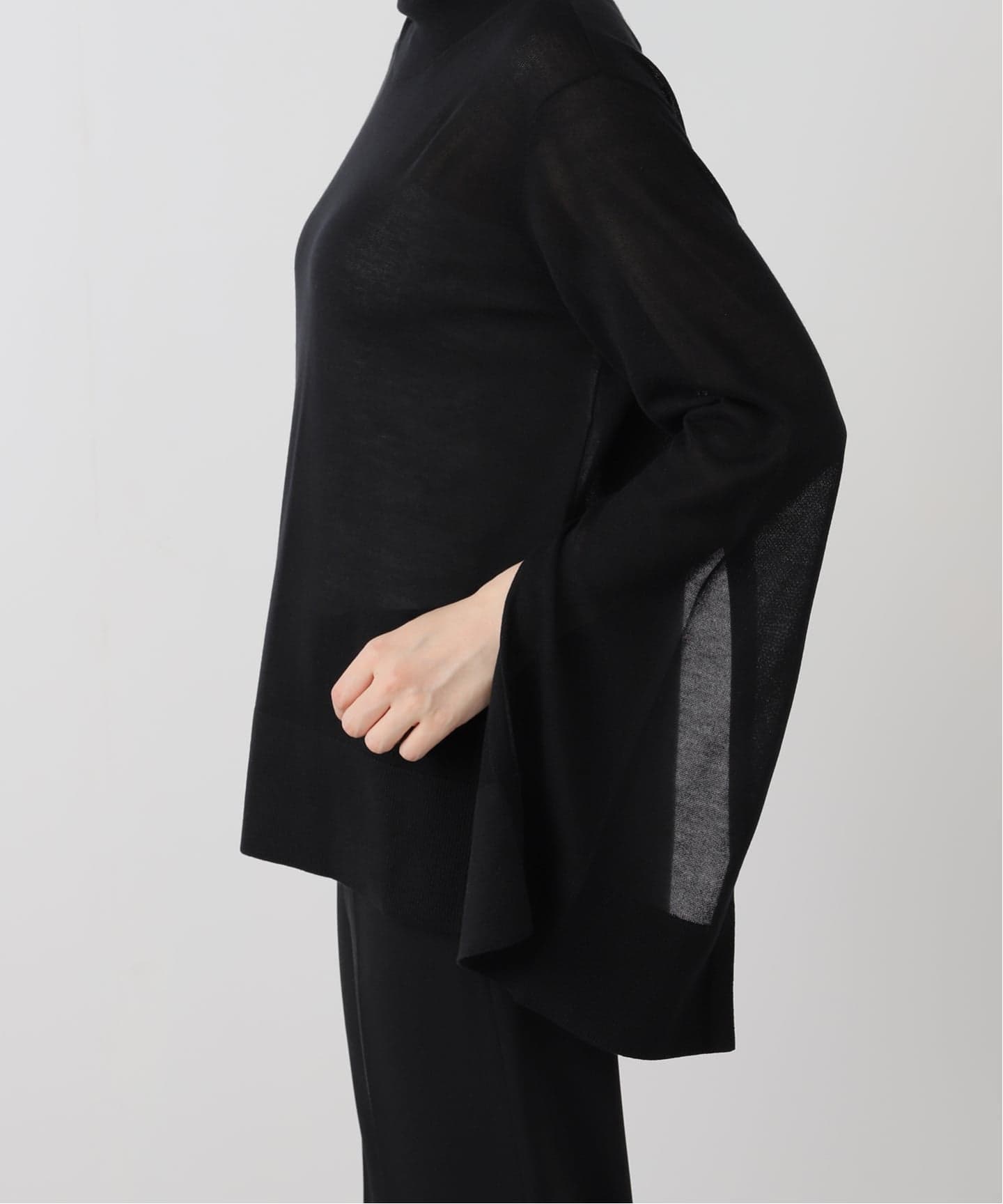 TOTEME/トーテム】SLIT SLEEVE TURTLENECK（ニット／セーター