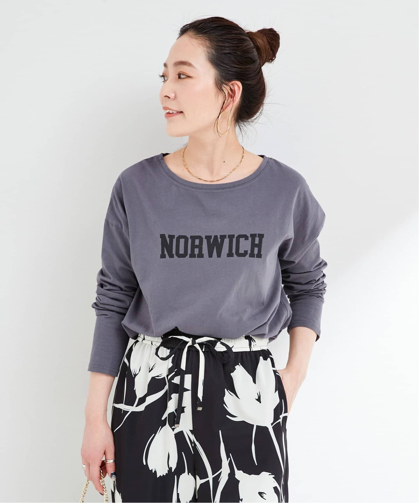 【フレンチシックの極み】Chloeロゴ×コントラストTシャツが登場 w421.jpg