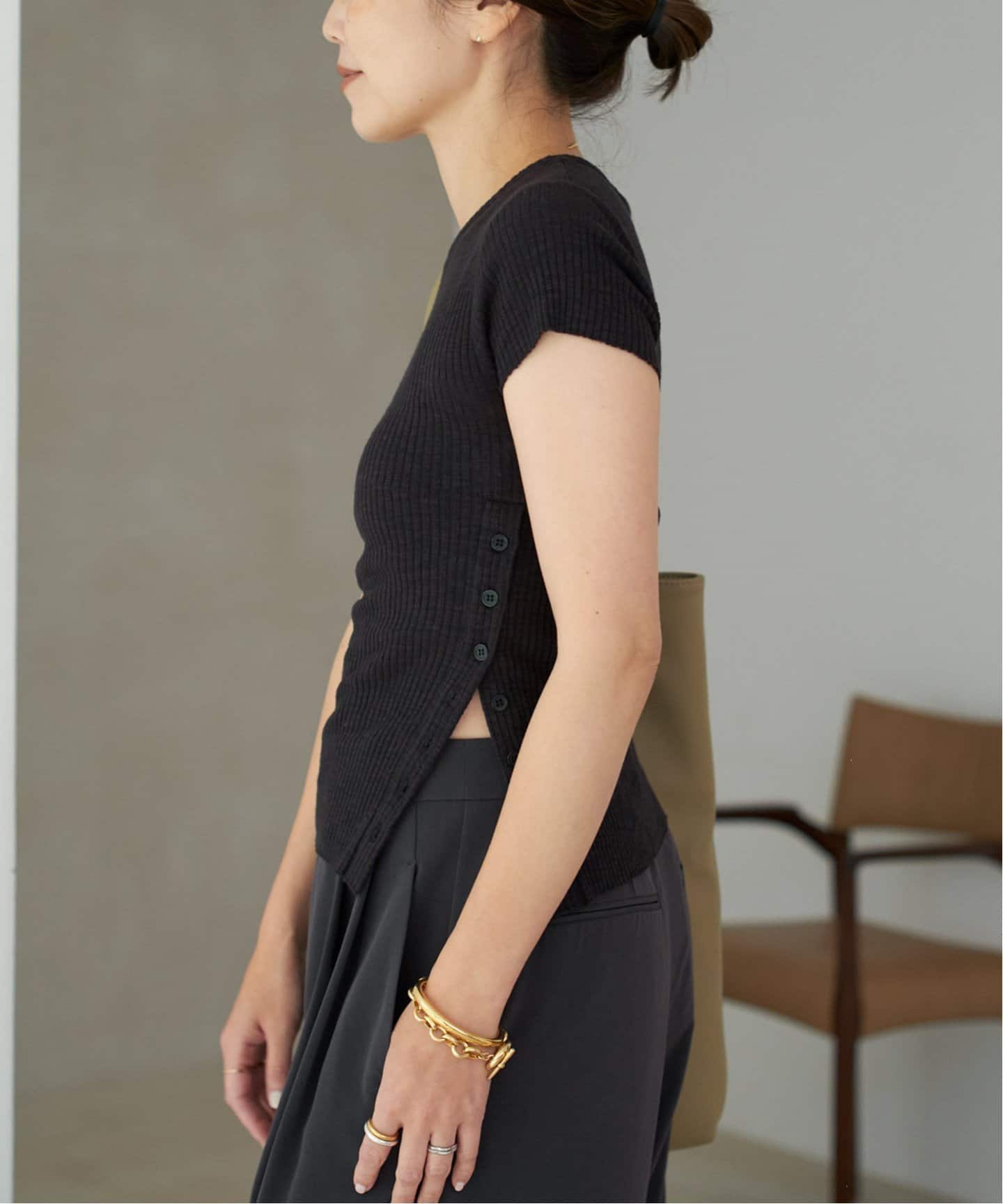 le / ル SIDE BUTTON SLIT トップス（Tシャツ／カットソー