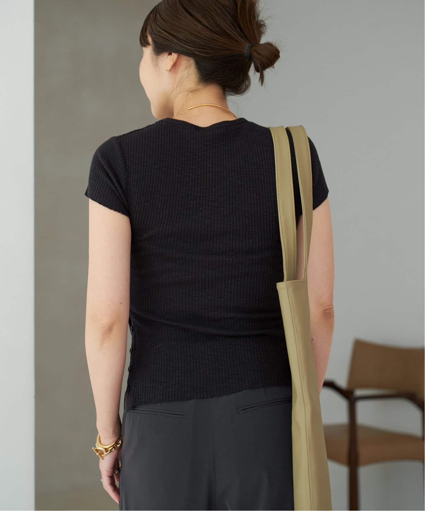 le / ル SIDE BUTTON SLIT トップス（Tシャツ／カットソー