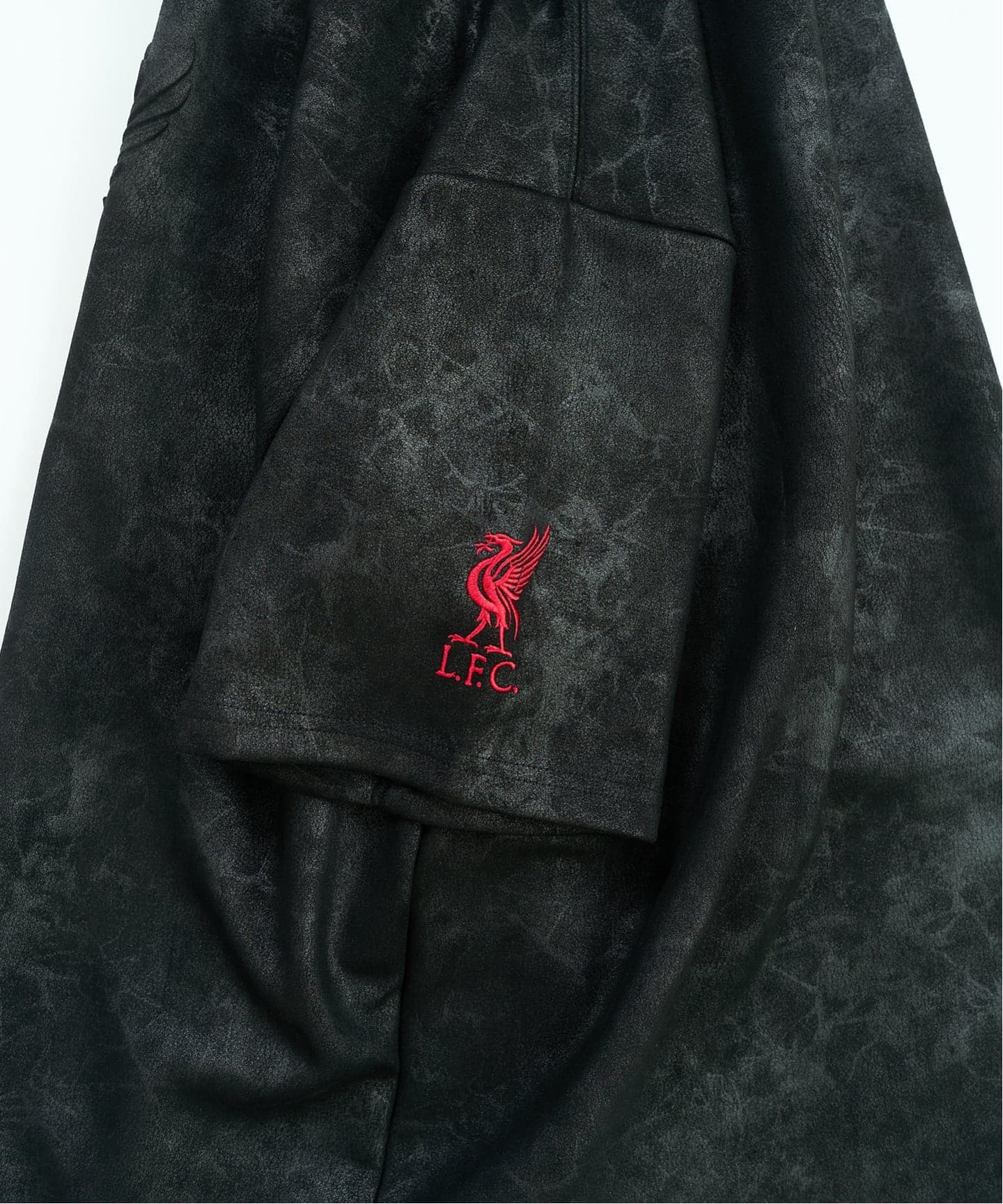 リヴァプールFC　FAKE LEATHER EMBOSS PRINT Tシャツ Liverpool FC / リバプール FC】FAKE LEATHER EMBOSS PRINT Tシャツ（T