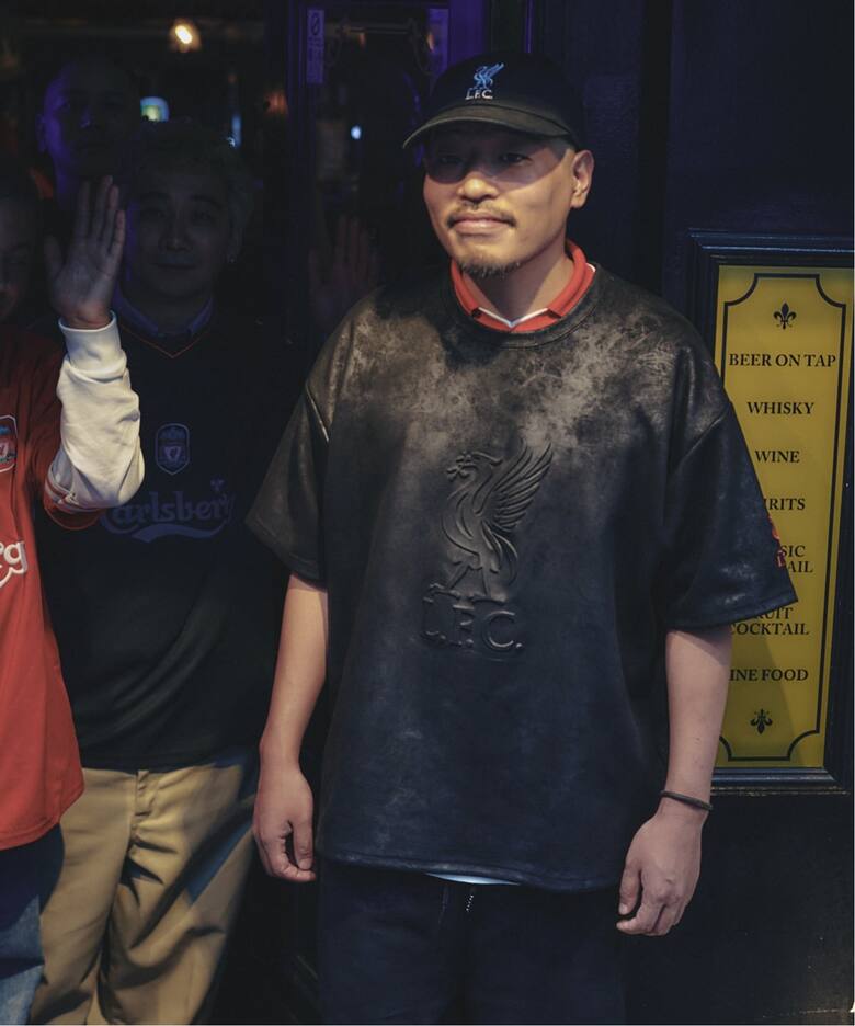Liverpool FC / リバプール FC】FAKE LEATHER EMBOSS PRINT Tシャツ（T 