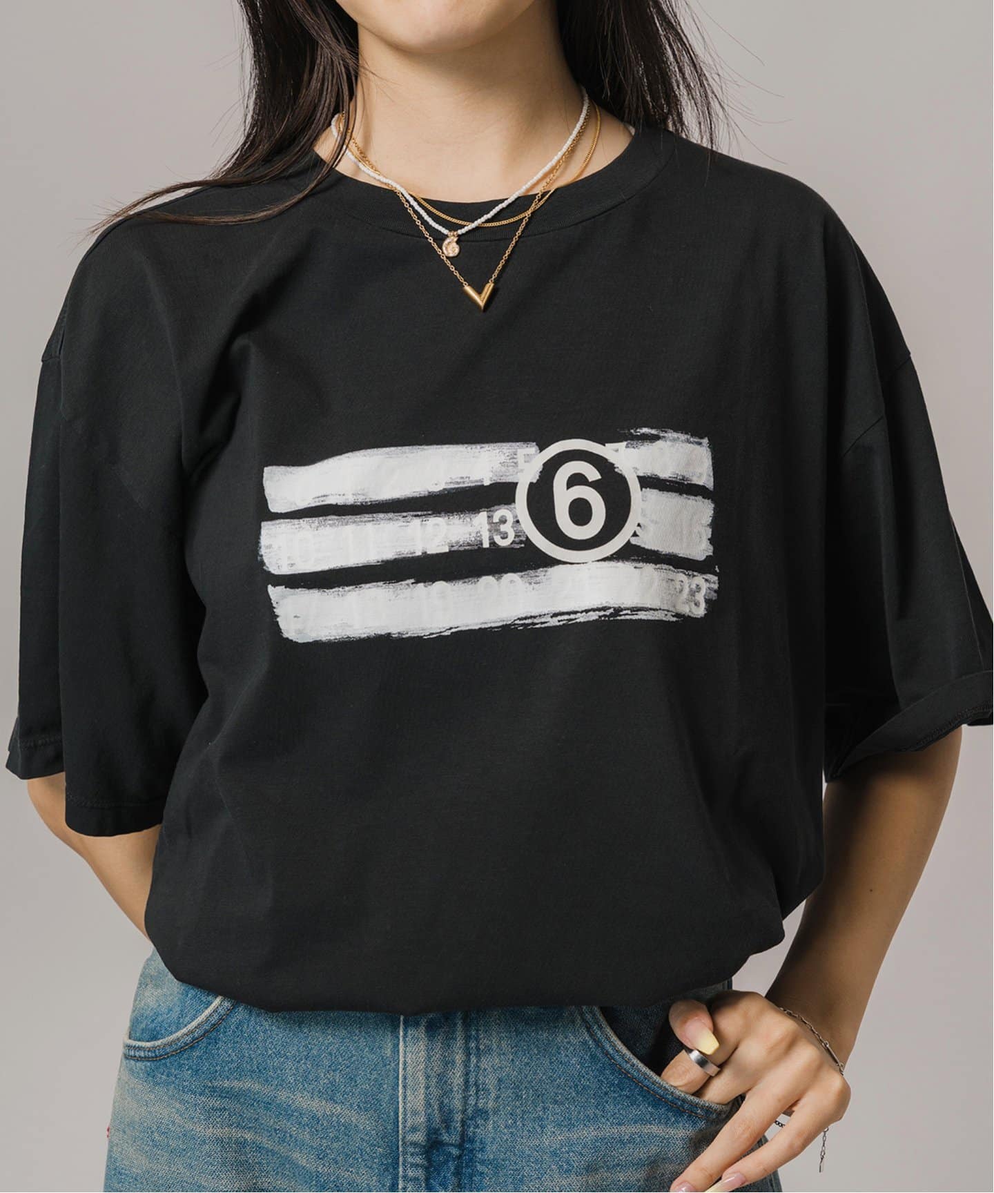 【関税込】人気◆MM6 Maison Margiela エムエム6◆ロゴ Tシャツ MM6 Maison Margiela - 《MM➅》 Maison Margiela 6LOGO PRINT T