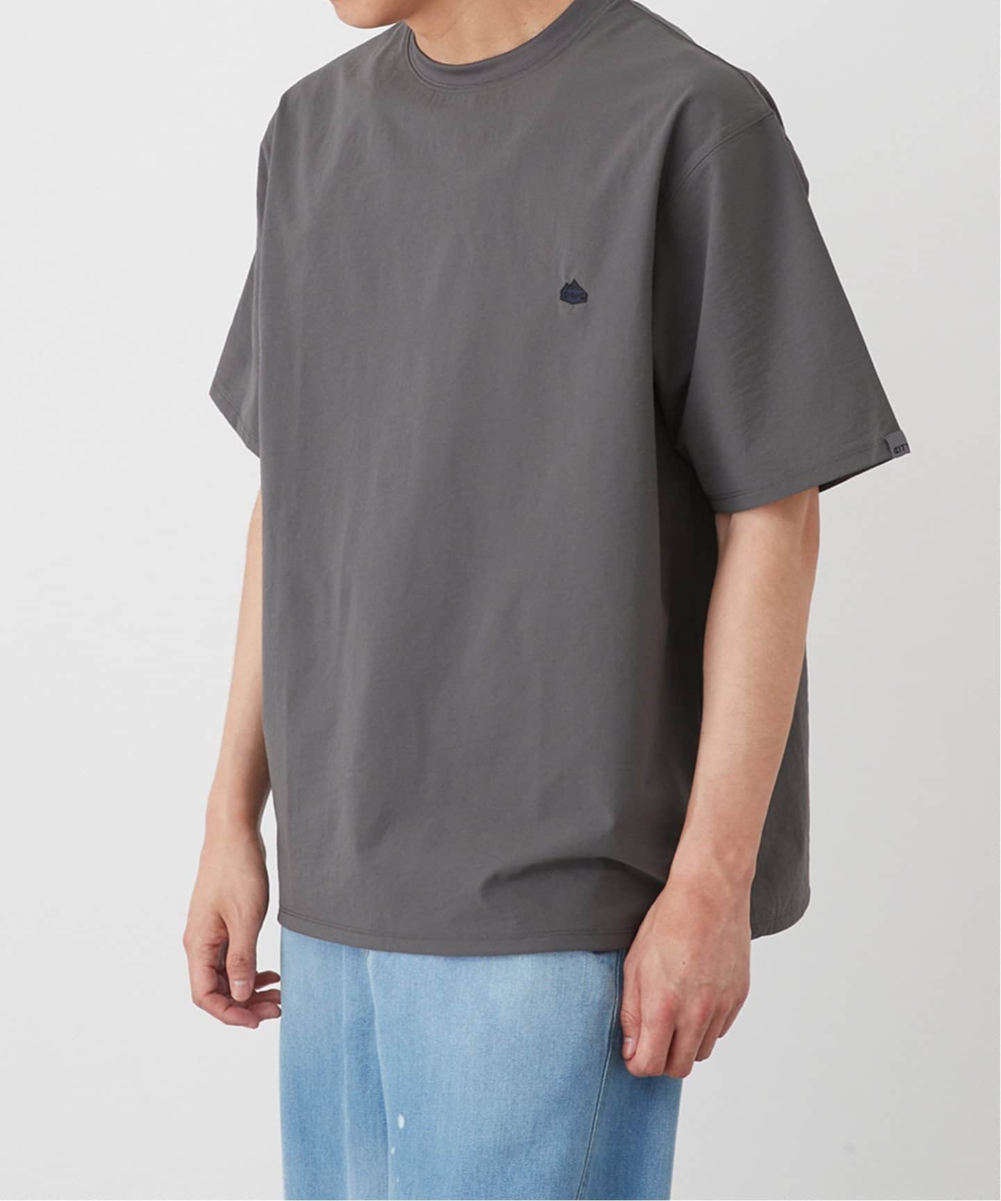 C.P. COMPANY 風景 フリント クルネック Tシャツ 【関税込】 Kurt Wu/heartbroken バックプリント クルーネックTシャツ