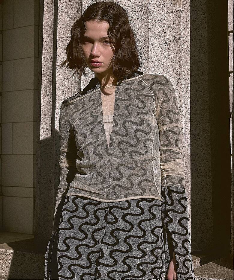 A CCORDION SHINY WAVY PATTERN KNIT SHIRT（ニット／セーター