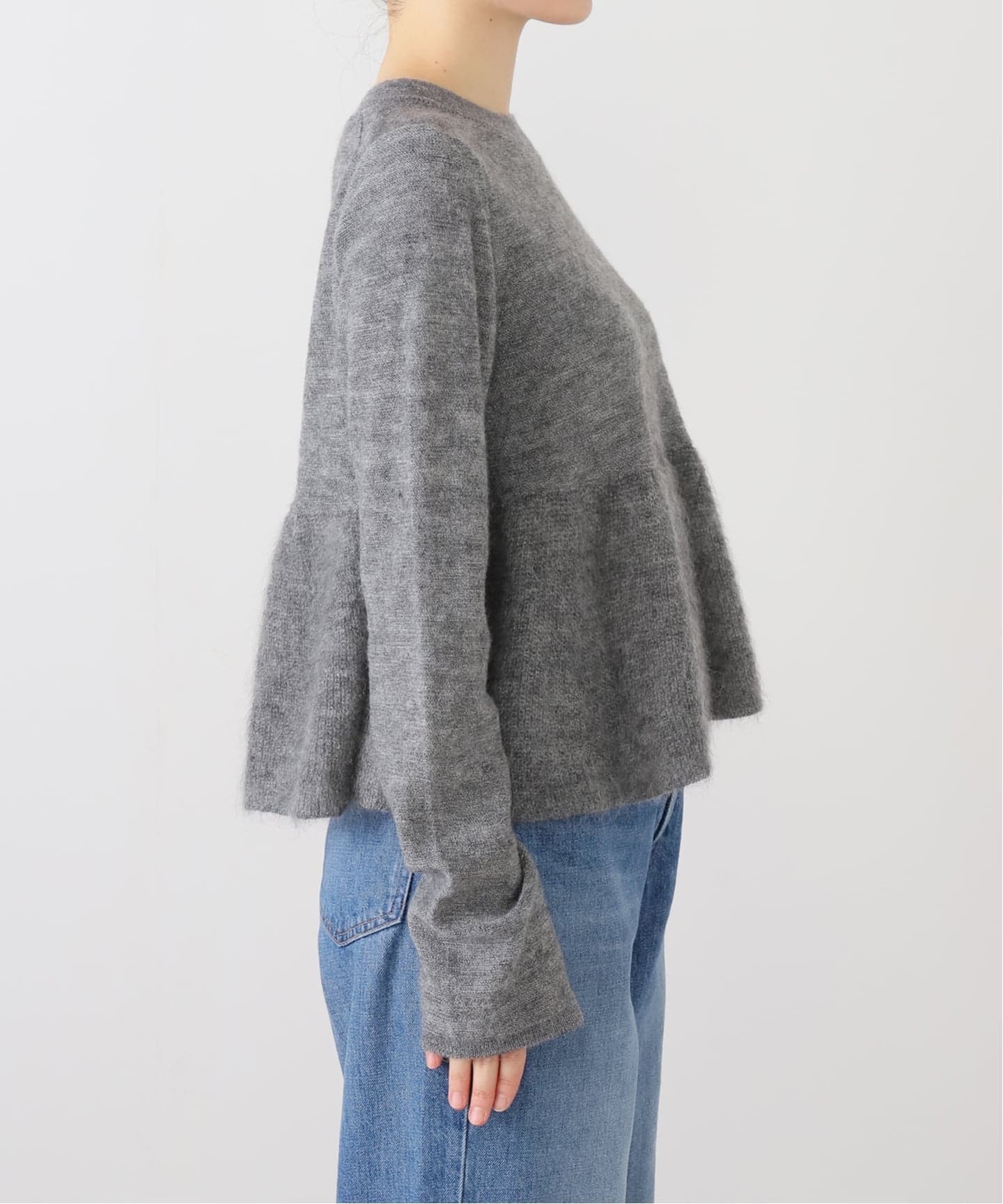 ma_sa　スラックス&ペプラムニット Andemiu（アンデミュウ）の「ソデスリットペプラムニット107818