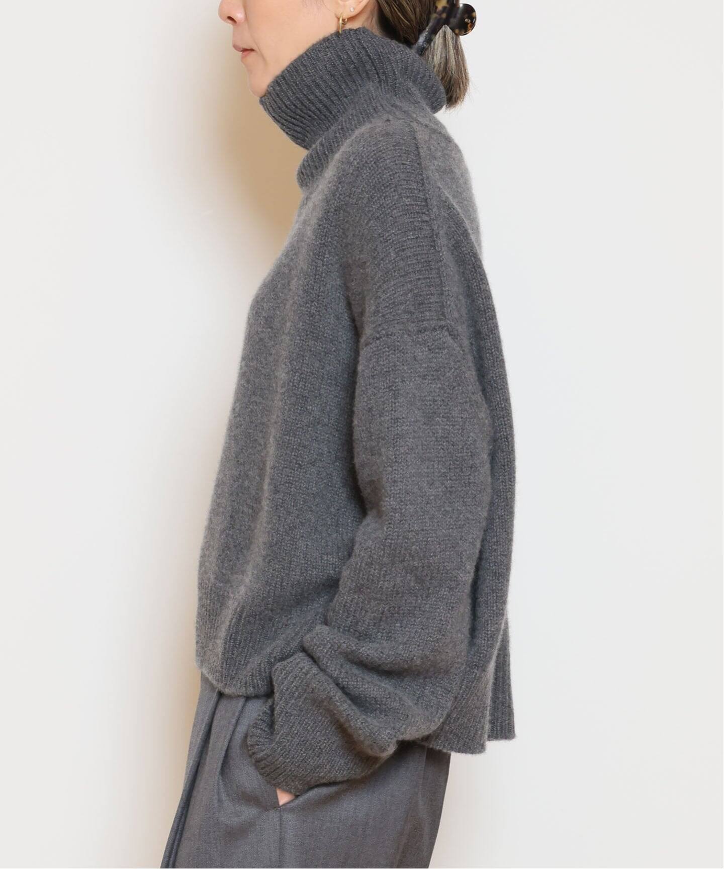 R2W/アールツーダブリュー】CASHMERE タートルネックニット（ニット