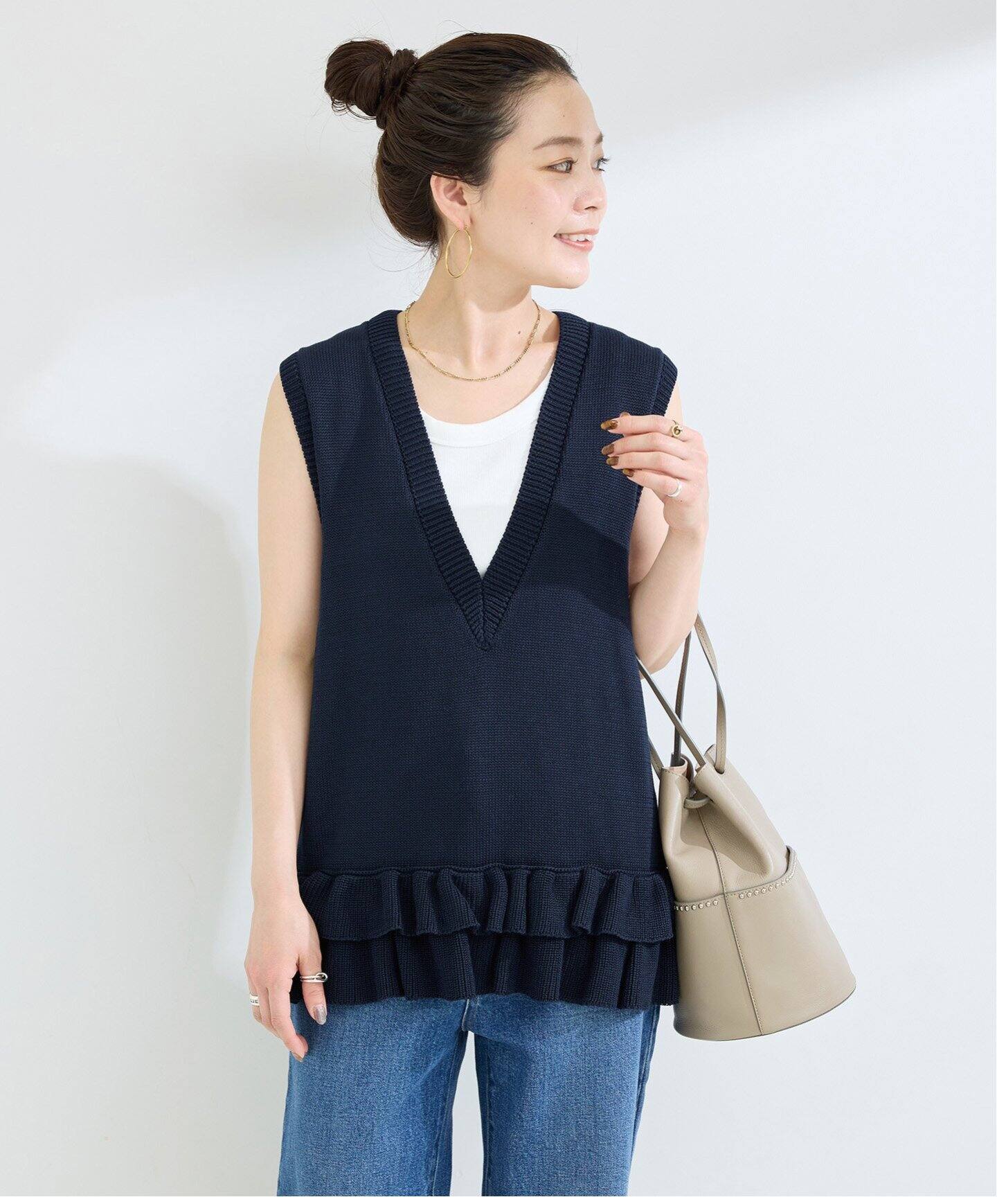 手洗い可 / 接触冷感 / ヘムダブルフリルVネックベスト（ベスト）｜B.C
