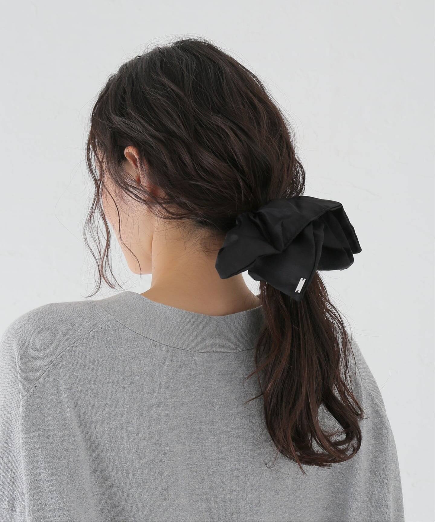 ヘアアクセサリー heyep Silk Square Medium Scrunchie BLACK Silk Square Medium Scrunchie – heyep