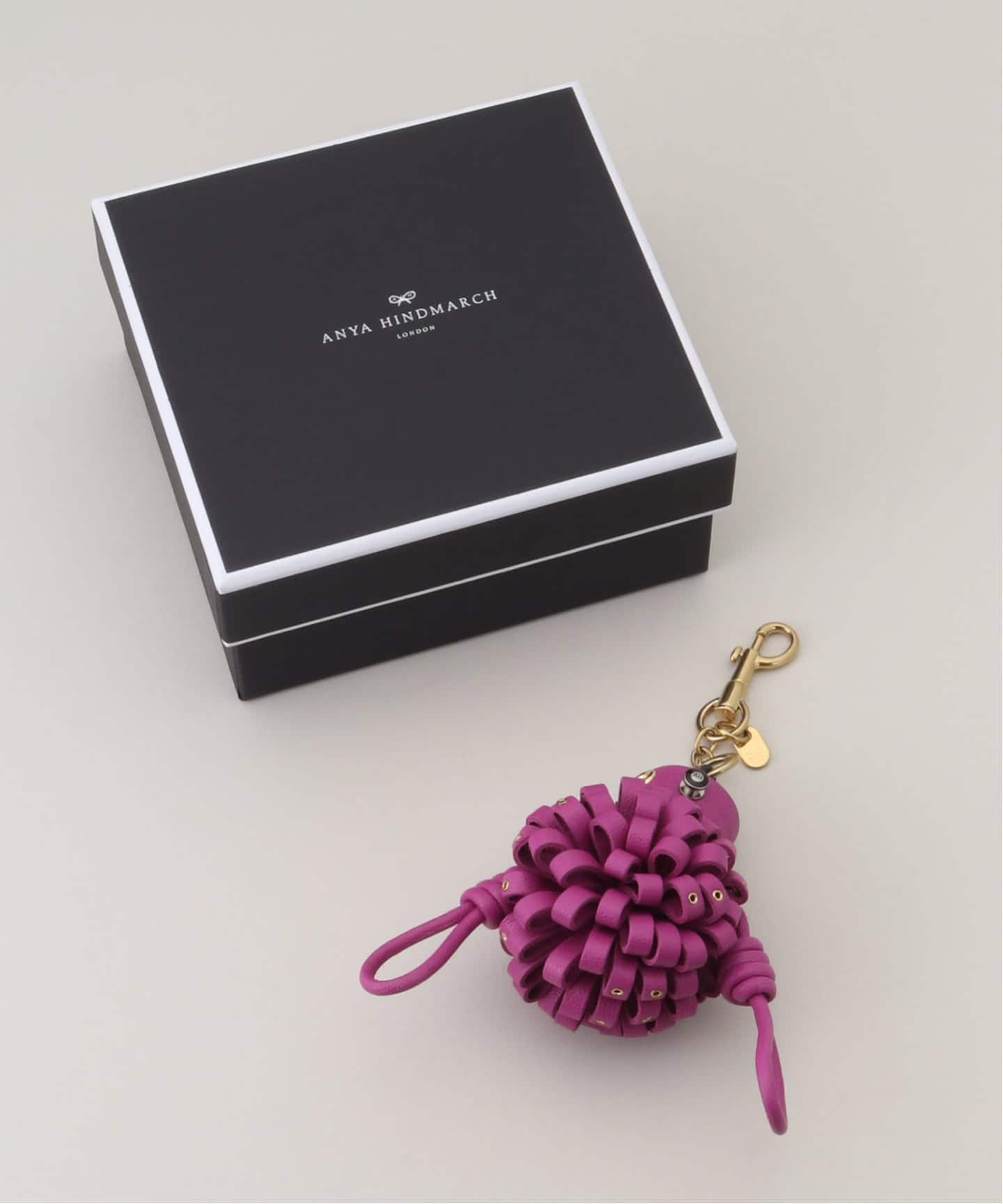 ANYA HINDMARCH/アニヤ ハインドマーチ CHARM EYELET CAPRA チャーム