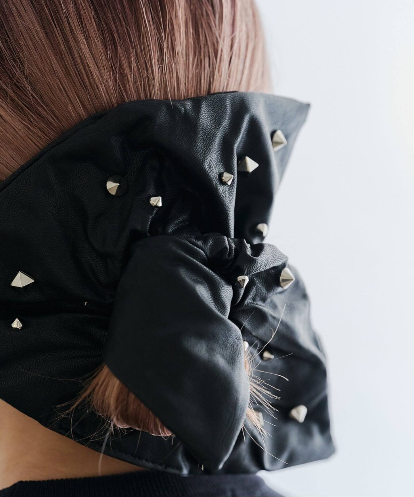 HEYEP Faux Leather Studded Scrunchie（ヘアアクセサリー）｜BOICE