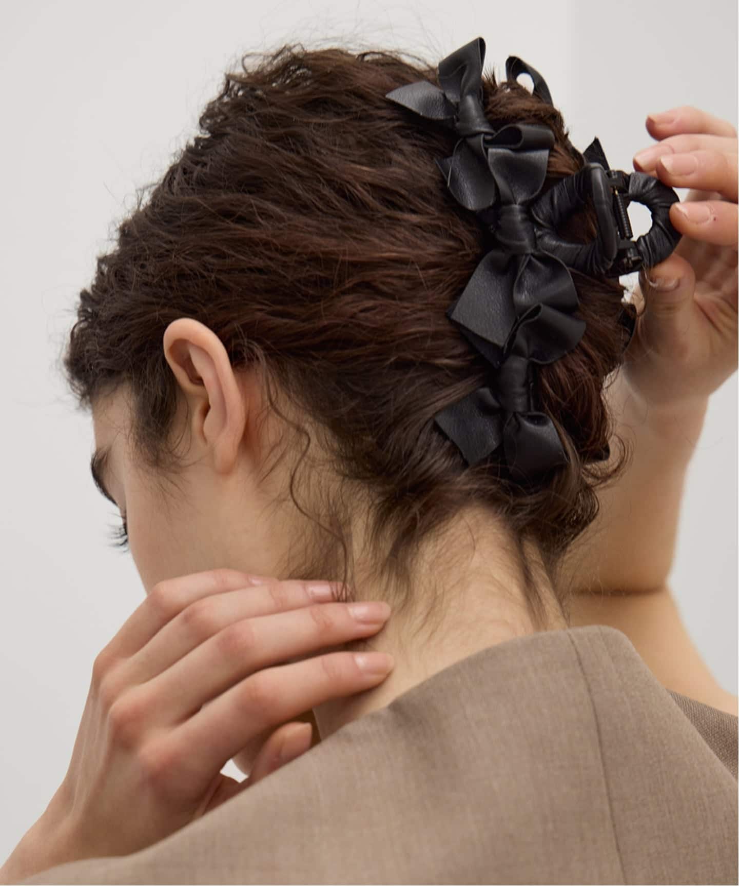 tresse Leather Ruban Clip in Black リボン TRESSE Leather Ruban Clip in Black（ヘアアクセサリー）｜BOICE FROM