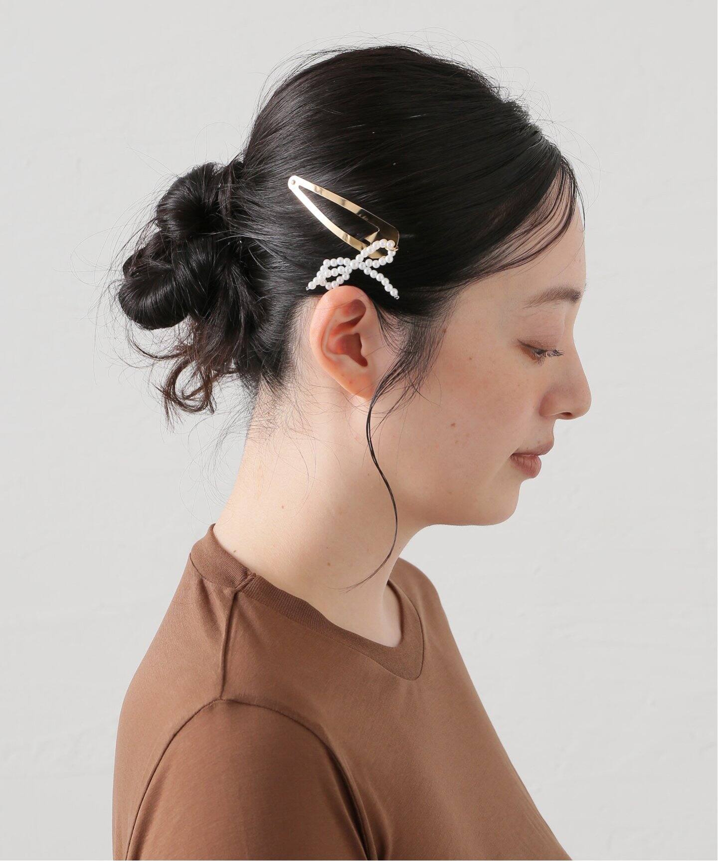 ホワイトのヘアピン　レザー　（湯~カ） リボン付きヘアピン（ヘアアクセサリー）｜UBY Spick & Span（ユー