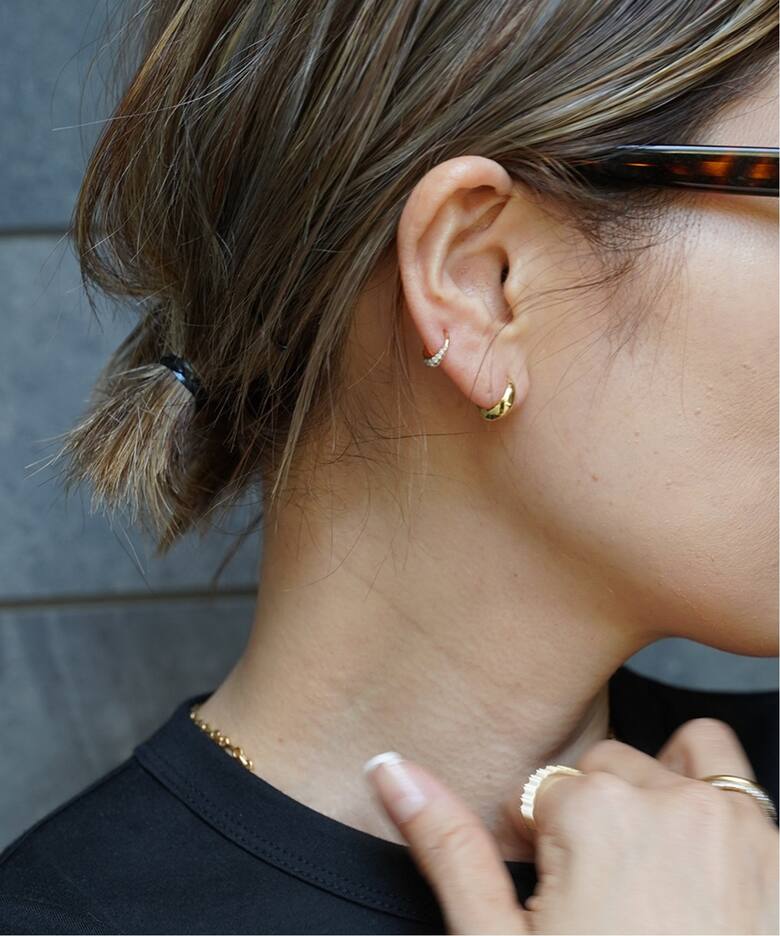 LIZZIE MANDLER/リジーマンドラー】PAVE CRESCENT HOOP 6.5（ピアス 