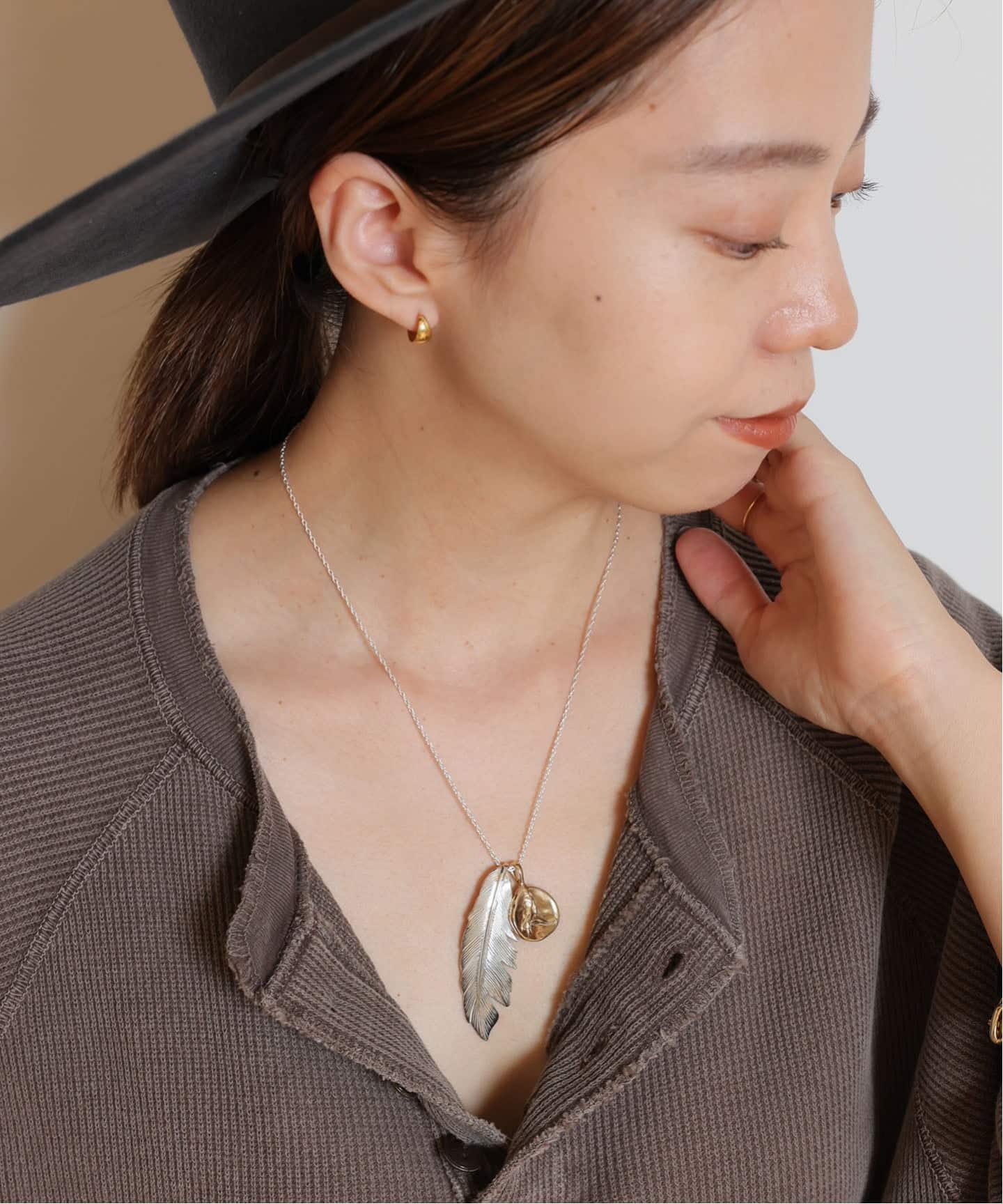 美品Deuxieme Classe マノンジュエリー フェザーネックレス Manon Jewelry/マノン ジュエリー】DOLPHINE COIN on CHAIN 14