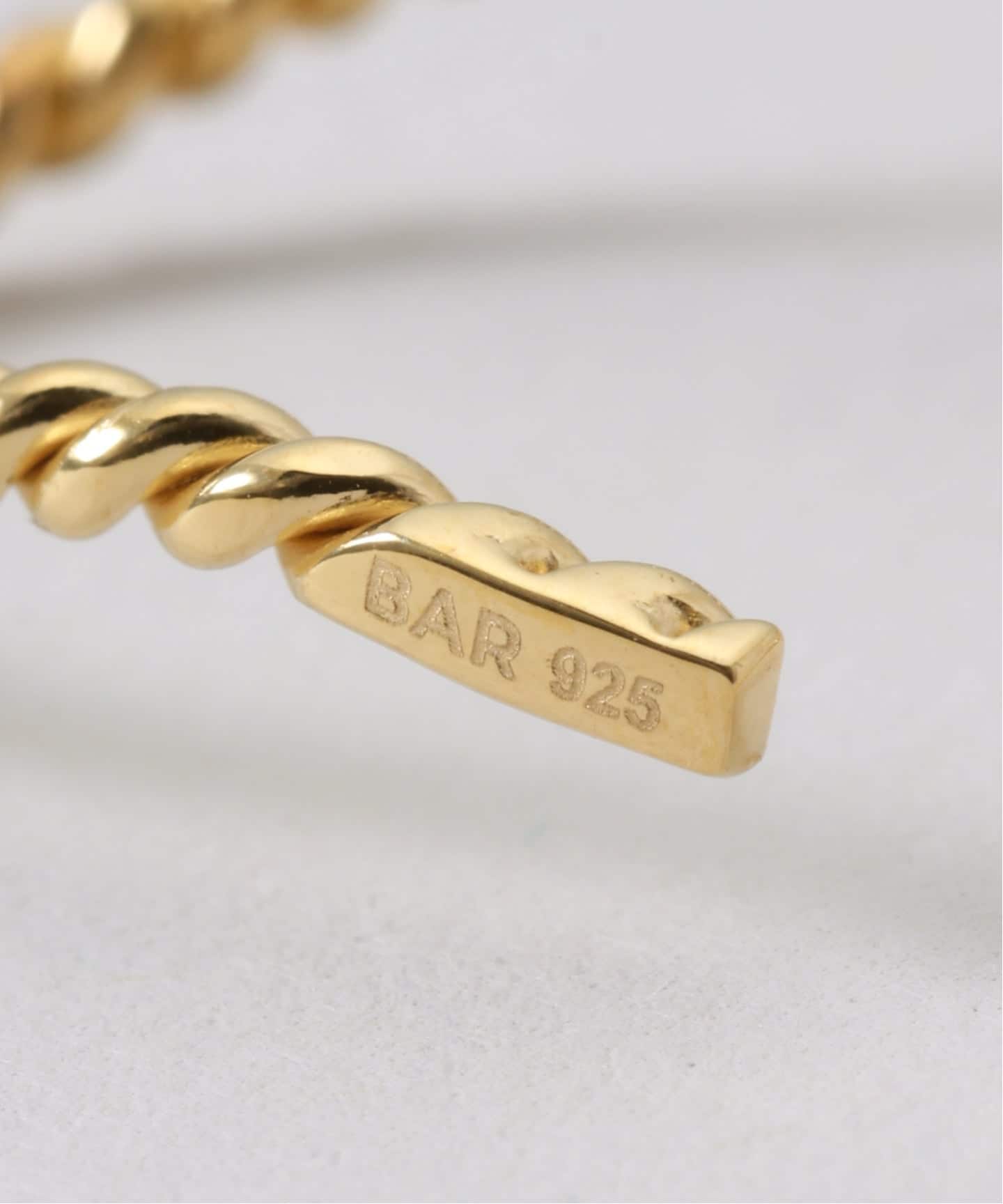 BAR Jewellery / バージュエリー TWISTED ELONGATED HOOP ピアス