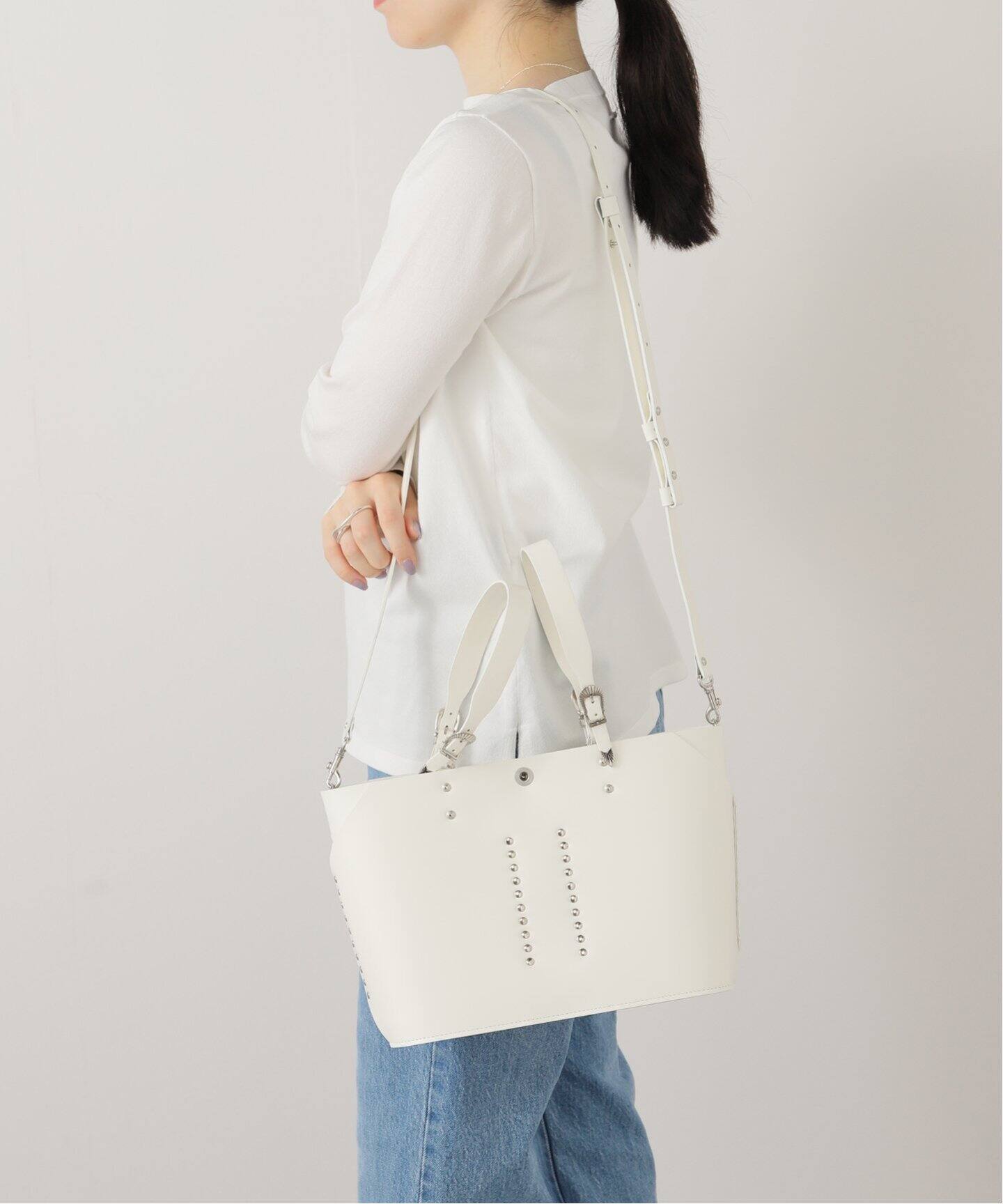 美品✨TOGA PULLA Leather Tote Bagスタッズ ホワイト Leather wallet studs small(FREE WHITE): TOGA PULLA: WOMENS