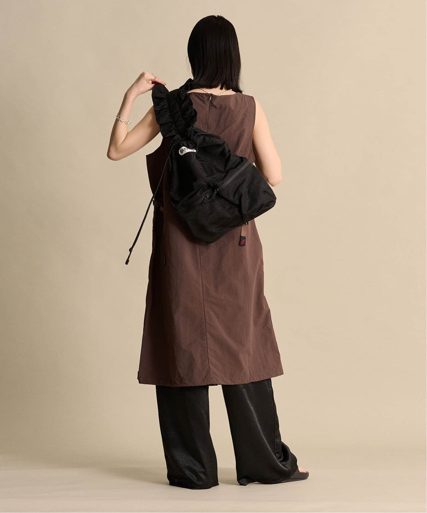 outdoor frill sling bag フリルボデイバッグカーキ