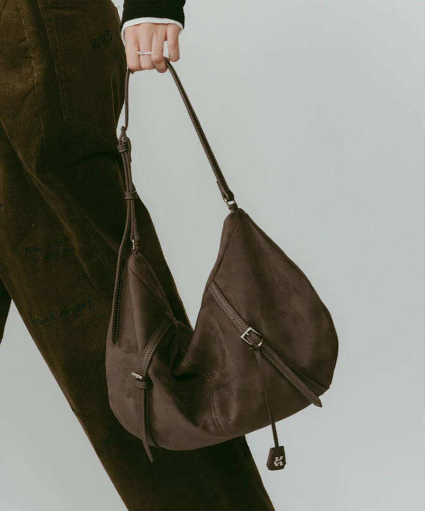 KnuthMarf suede moon bag(ショルダーバッグ)|BOICE FROM BAYCREW'S KnuthMarf suede moon bag(ショルダーバッグ)|BOICE FROM BAYCREW'S