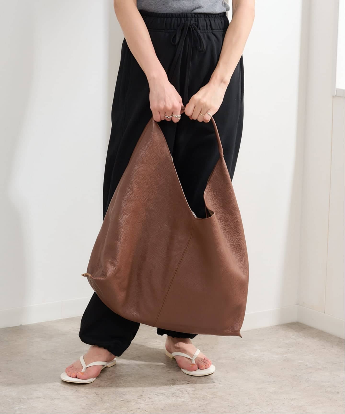 美品✨オウレンティ トライアングルバッグ ワンショルダー 本革 ブラウン 大容量 美品✨オウレンティ トライアングルバッグ ワンショルダー 本革