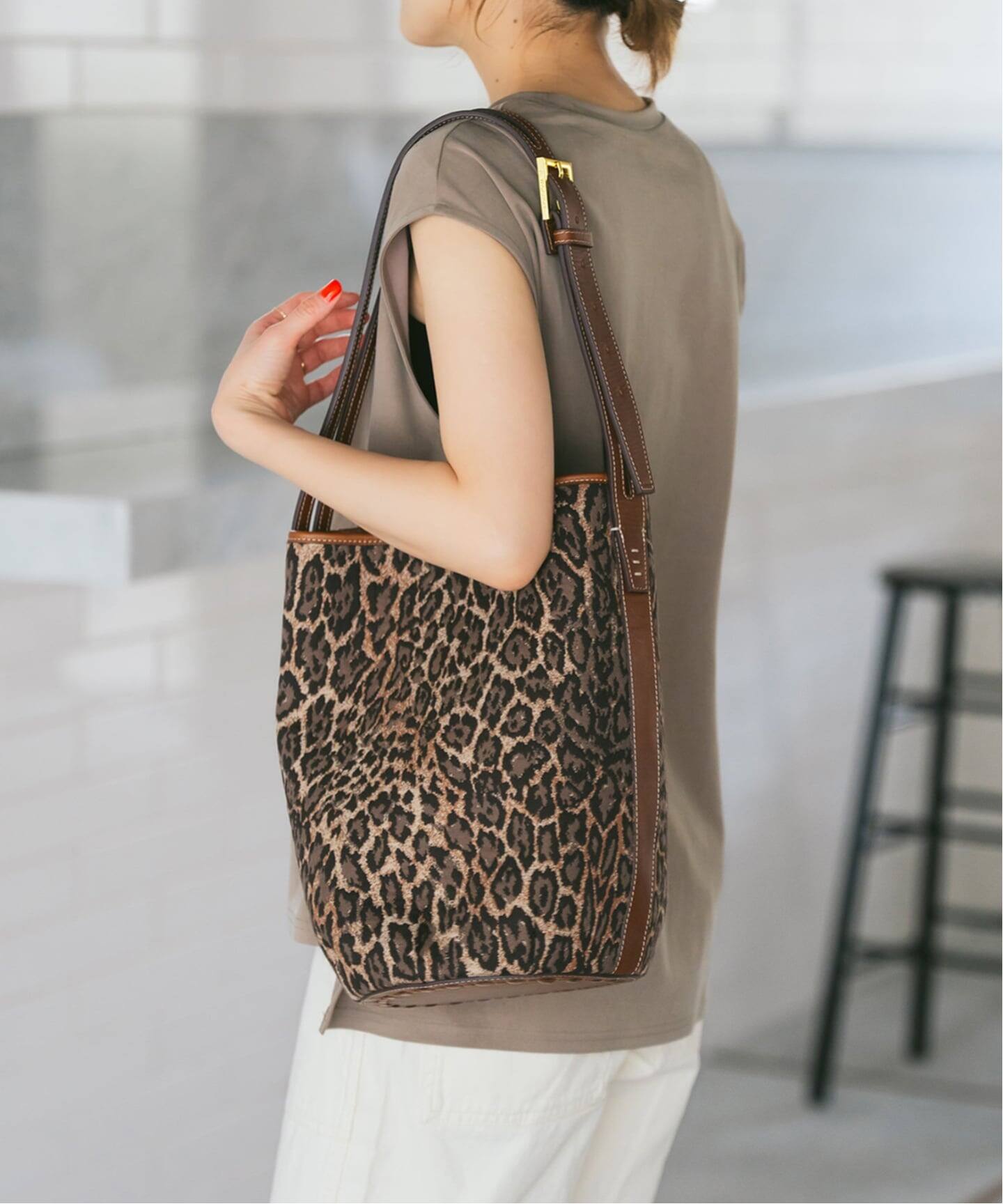 A VACATION MARCHE LEO ショルダーバッグ