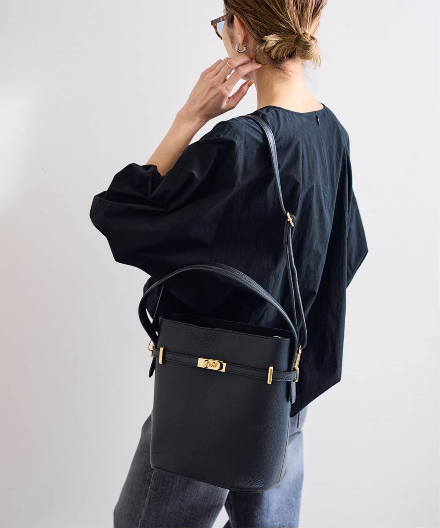 AULENTTI オウレンティ　ブラック　ハンドバッグ ゴールド金具 AULENTTI/オウレンティワンハンドル金具付きbasketバック