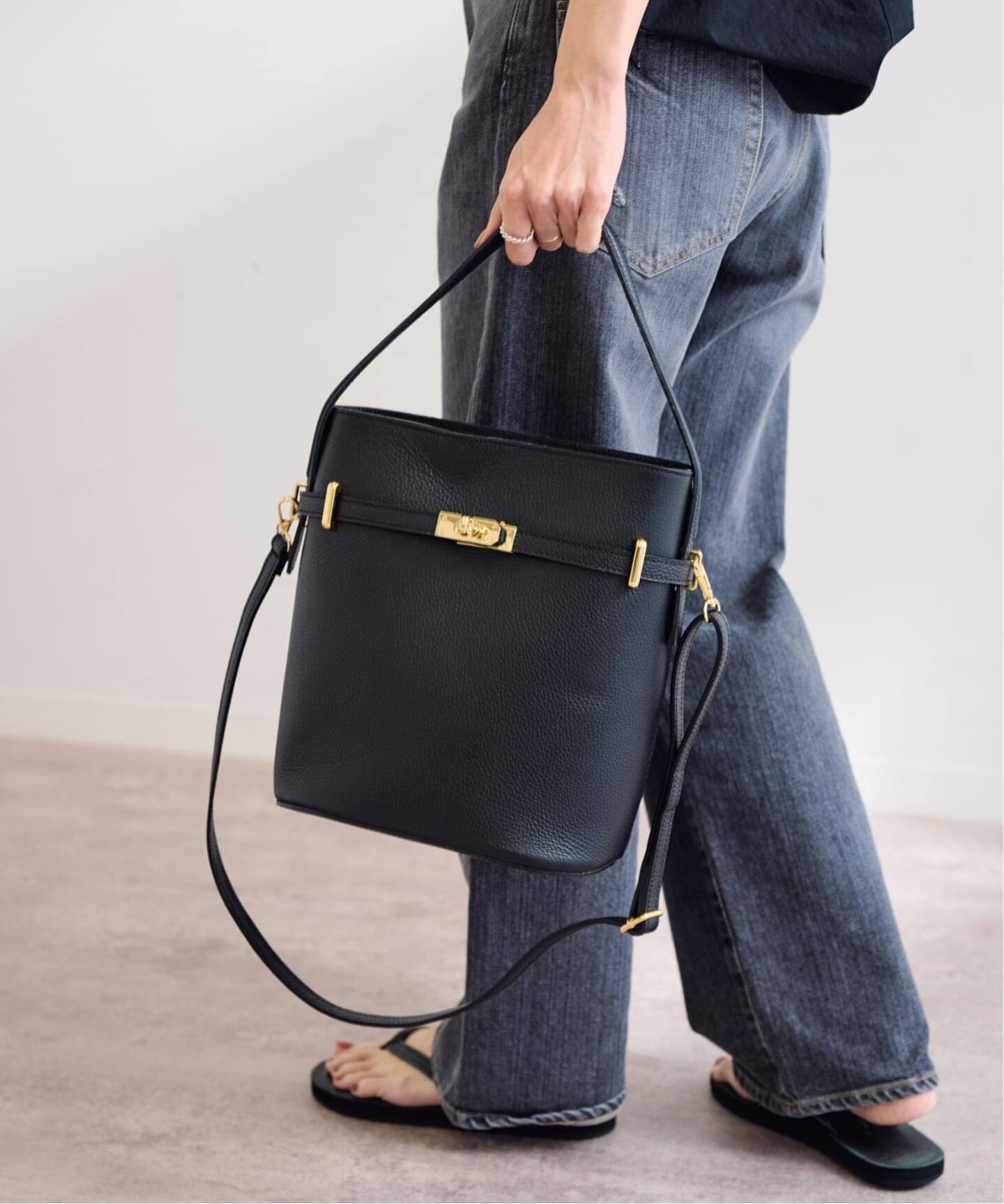 AULENTTI/オウレンティワンハンドル金具付きbasketバック AULENTTI/オウレンティワンハンドル金具付きbasketバック