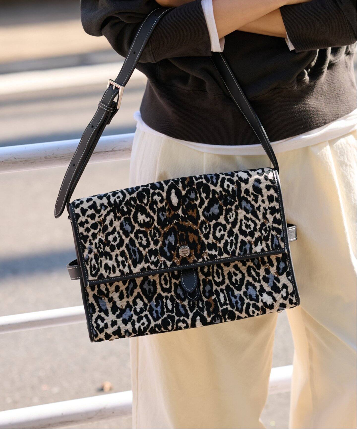 A VACATION/アヴァケーション MAN（レオパード）（ショルダーバッグ  