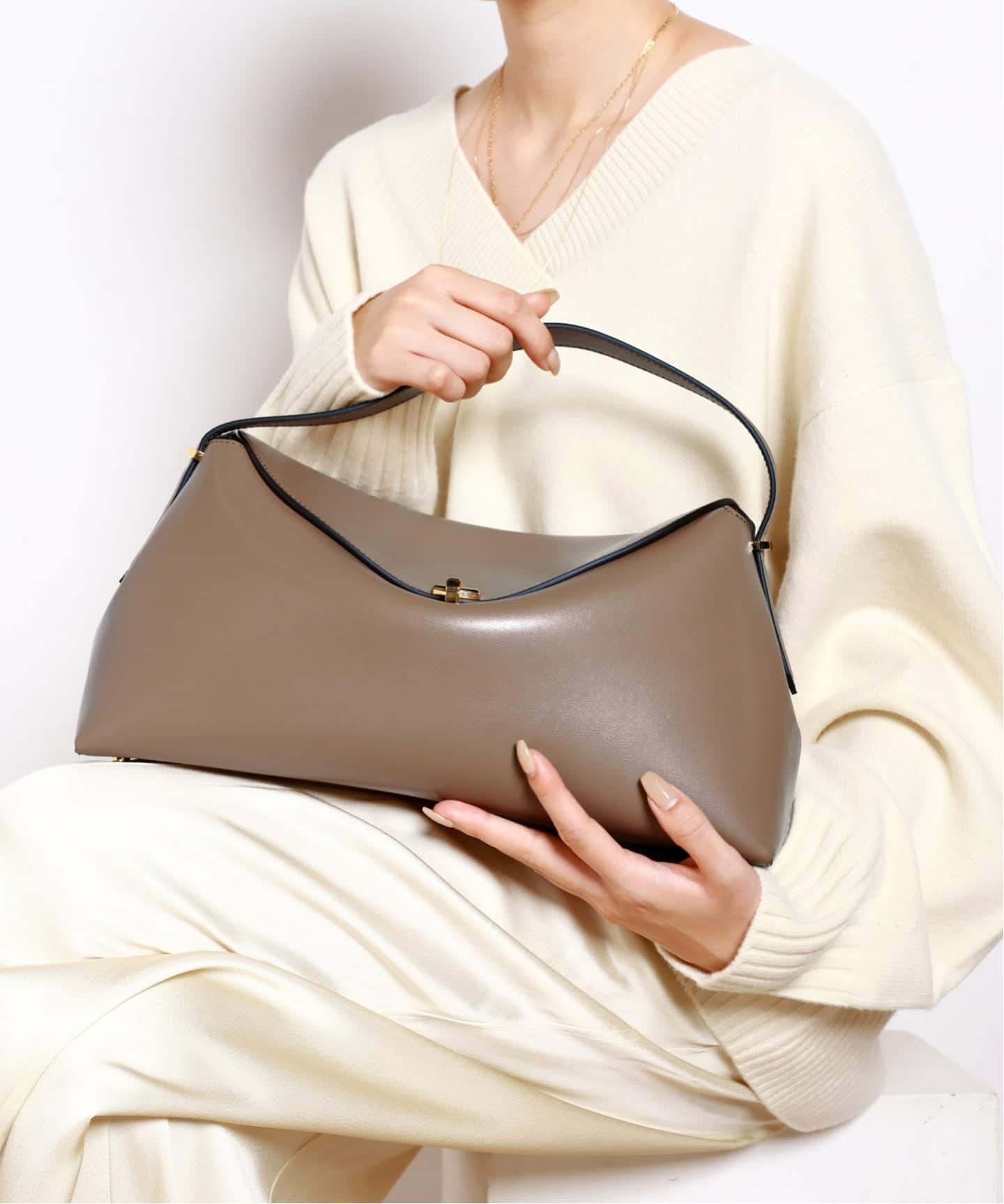 TOTEME/トーテム】T-LOCK LEATHER TOP HANDLE（ハンドバッグ）｜AP