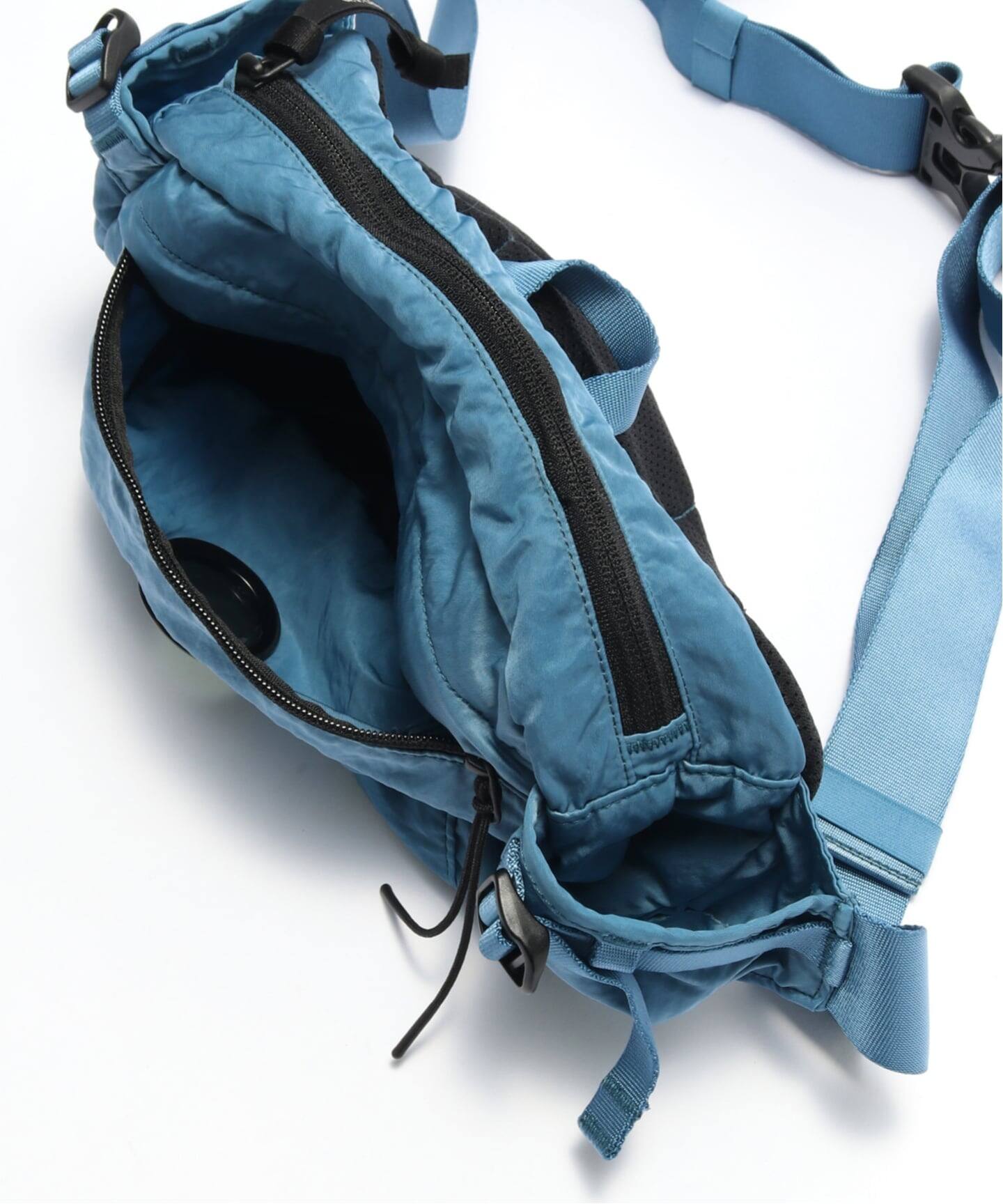 か*で様 C.P. Company ボディバッグ 青 C.P. COMPANY - NYLON B CROSSBODY PACK ( ブルー ) ミニバッグ