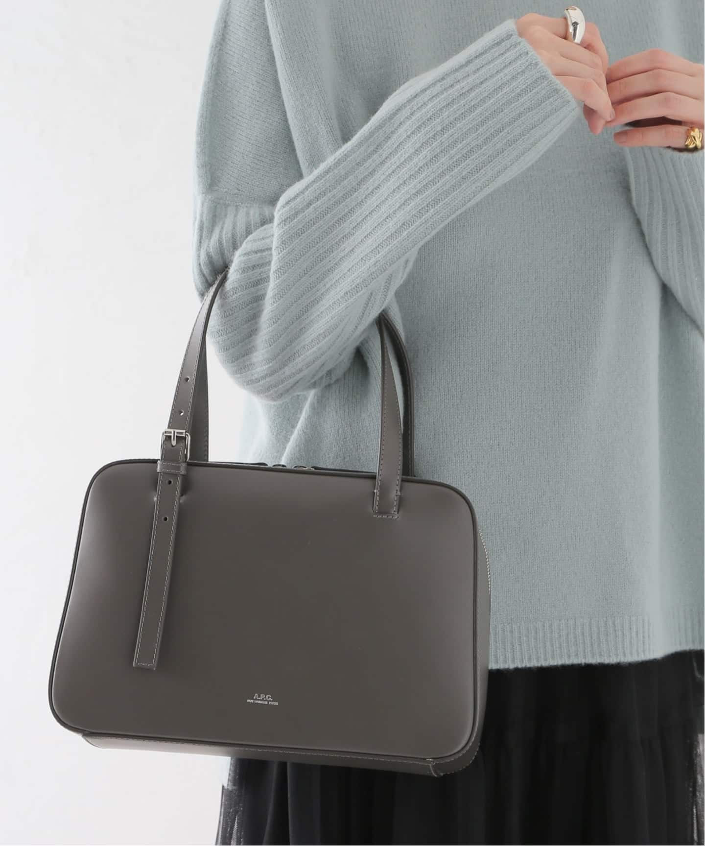 A.P.C./アーペーセー SAC VIRGINIE BOX-CUIR LISSE ET FIN バッグ