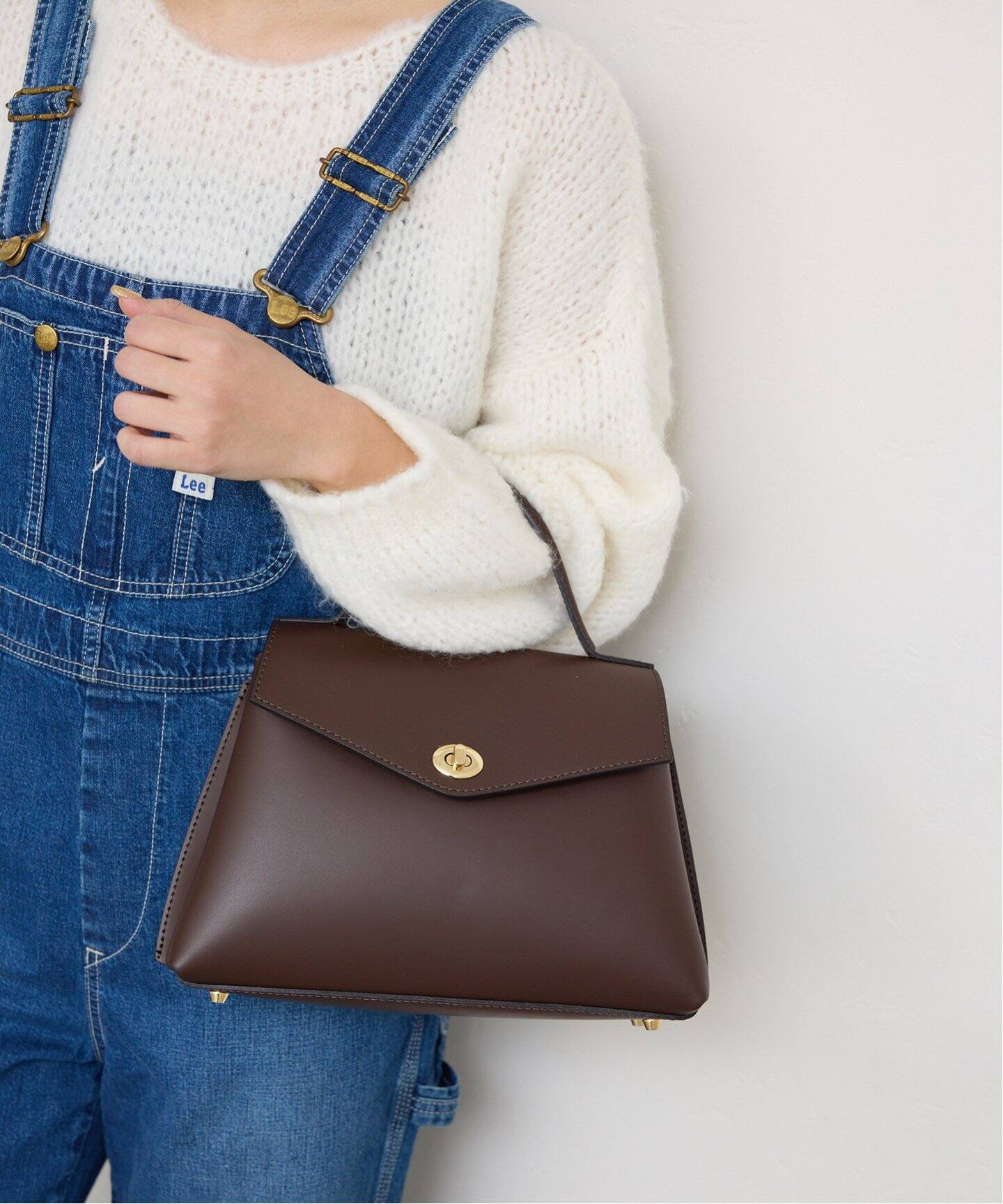 コ−チレザー フラップバッグ ベージュ un/neu（アンノイ）の「ギャザーハンドルサテンフラップバッグ