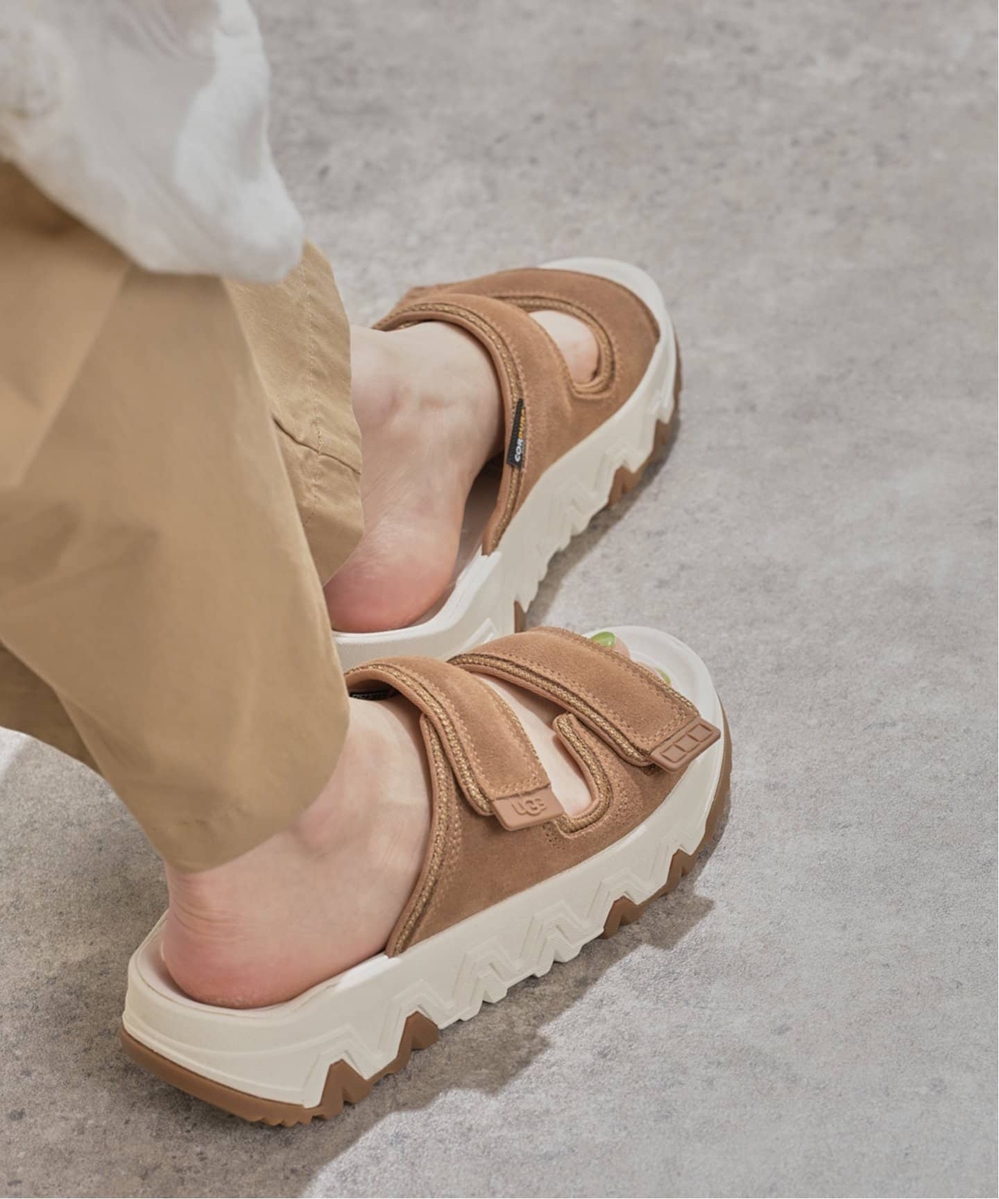 【UGG】CapTrail Strap Slide おしゃれ見えと はき心地のよさを UGG Captrail Suede Strap Platform Slide Sandals | Dillard's