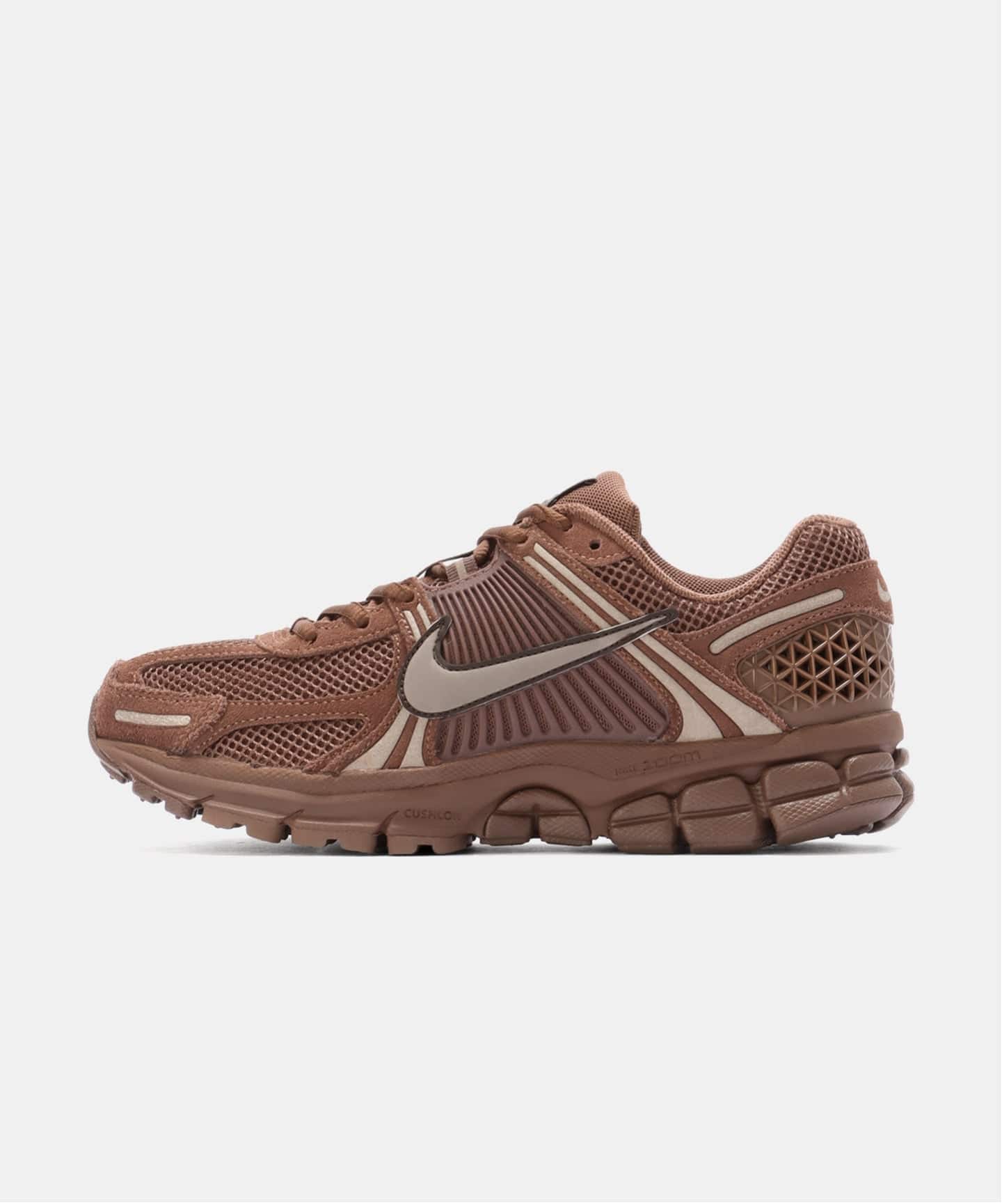 NIKE WMNS ZOOM VOMERO 5 GLD HQ0458-201（スニーカー）｜HERRINGBONE