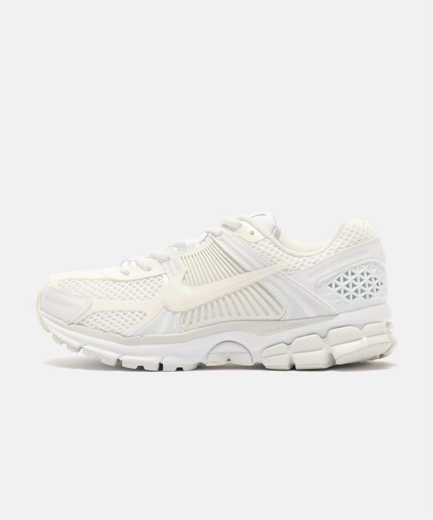 もぶ NIKE W ZOOM VOMERO 5 SE IB4397-100（スニーカー）｜HERRINGBONE