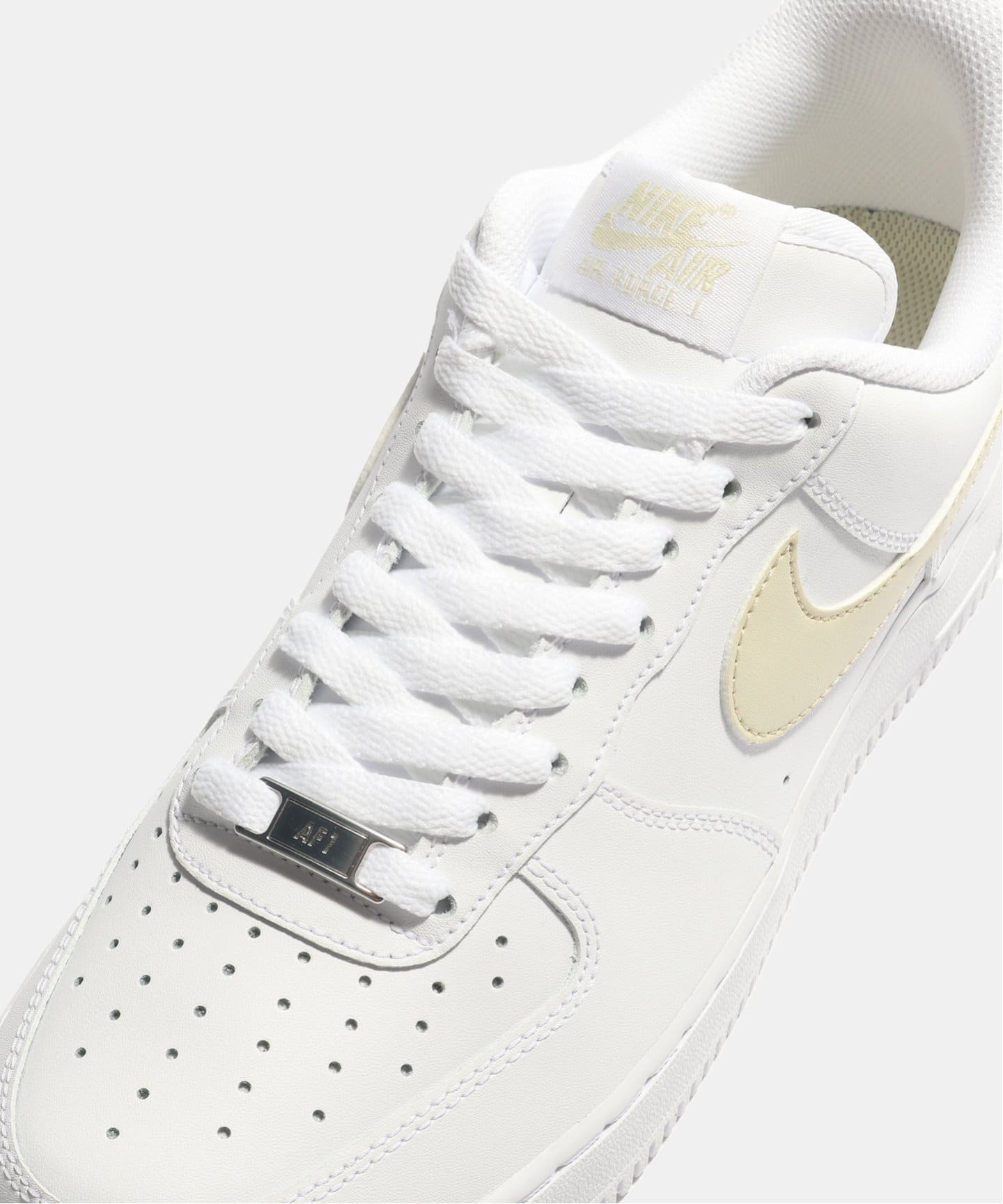 NIKE AIR FORCE 1 07 ESS FJ4146-111（スニーカー