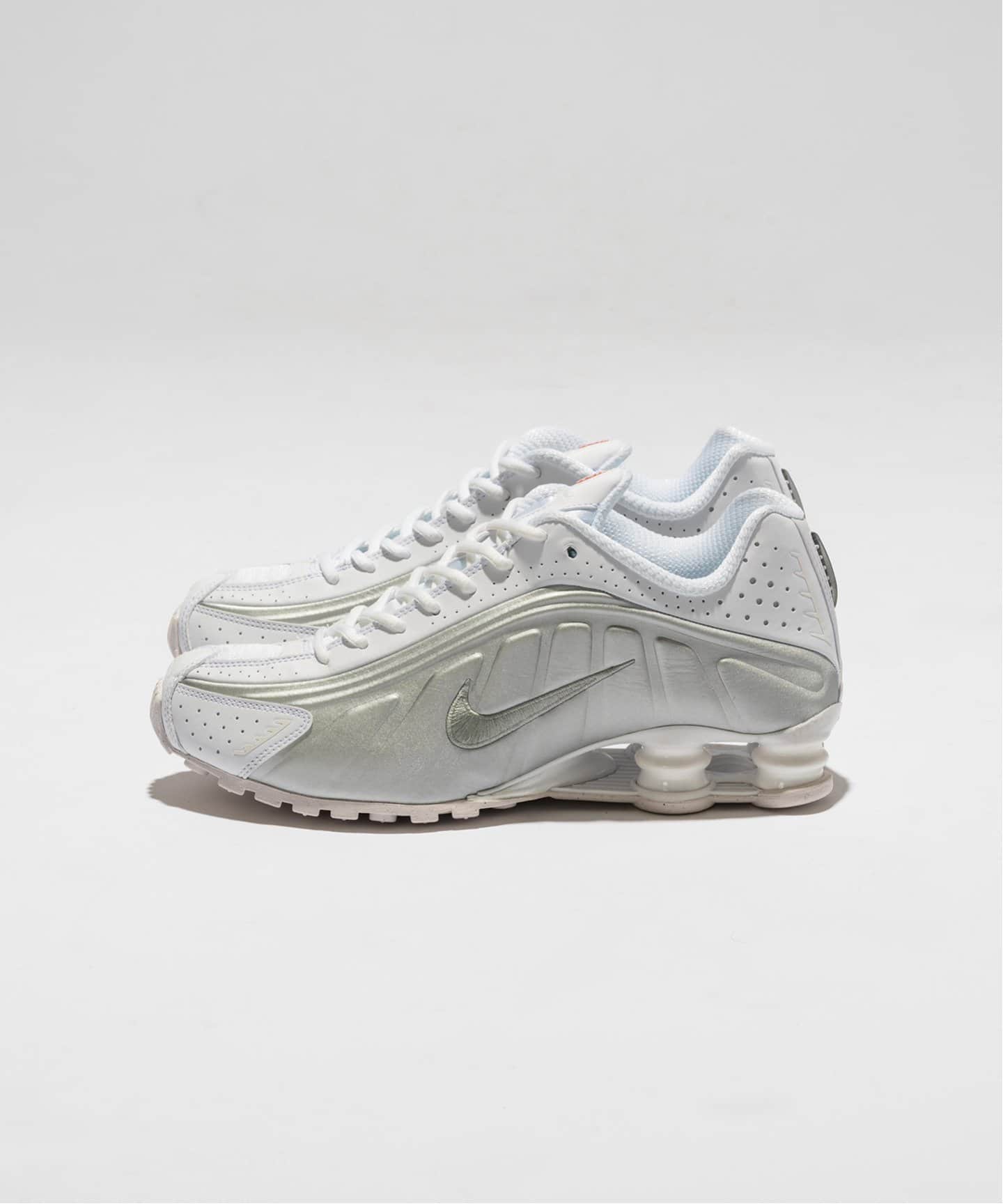NIKE SHOX R4 HQ1988-101（スニーカー）｜HERRINGBONE