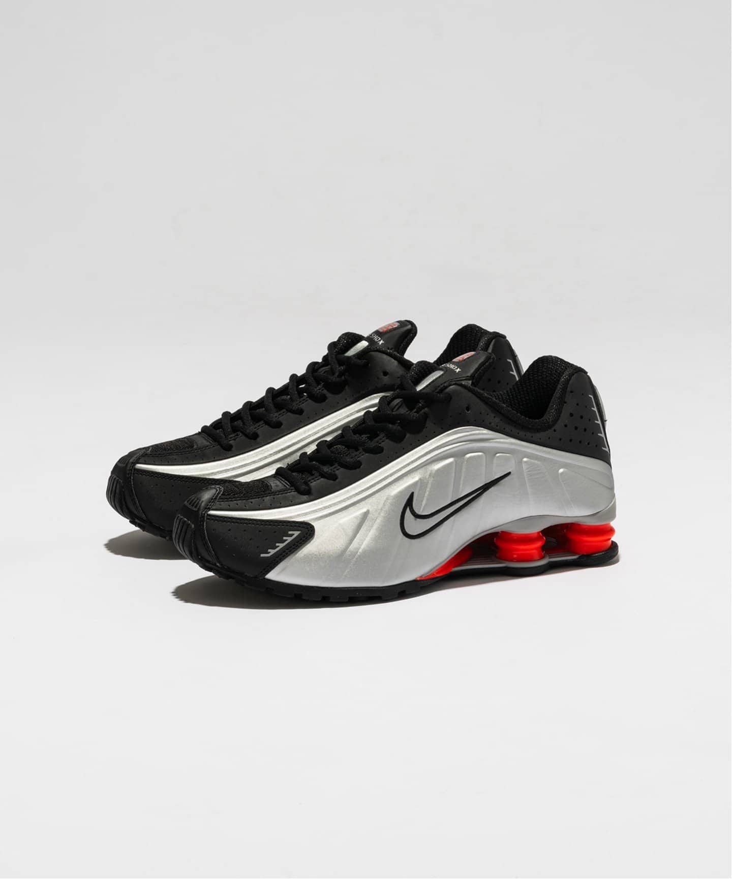 NIKE SHOX R4 HQ1988-002（スニーカー）｜HERRINGBONE