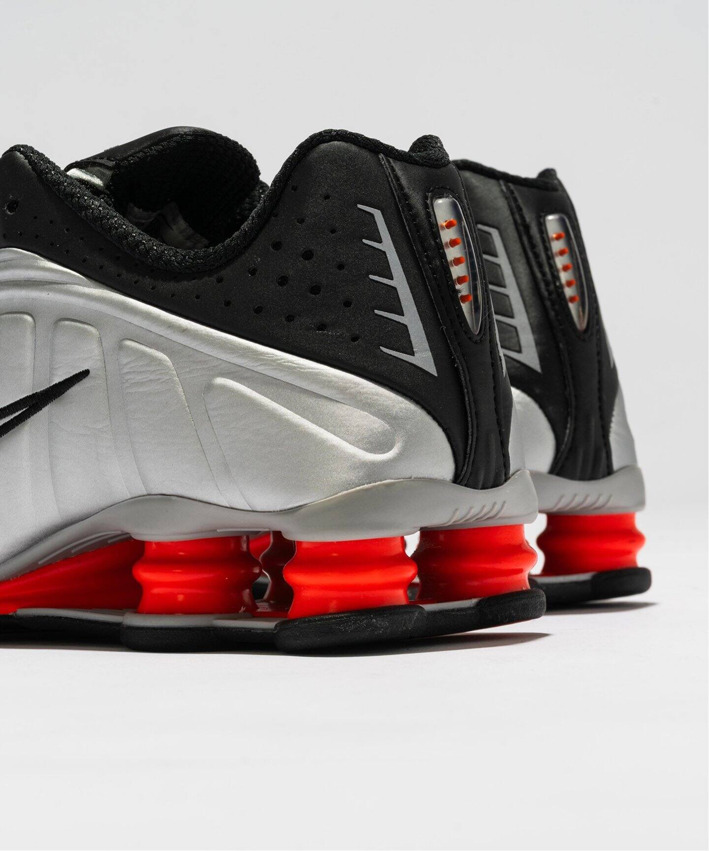 NIKE SHOX R4 HQ1988-002（スニーカー）｜HERRINGBONE（ヘリンボーン 
