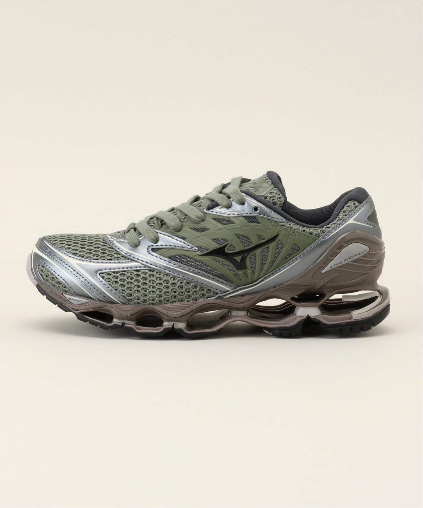 【美品】Mizuno ミズノ　WAVE REVIVE Vibram カーキM 美品】Mizuno ミズノ WAVE REVIVE Vibram カーキM - メルカリ