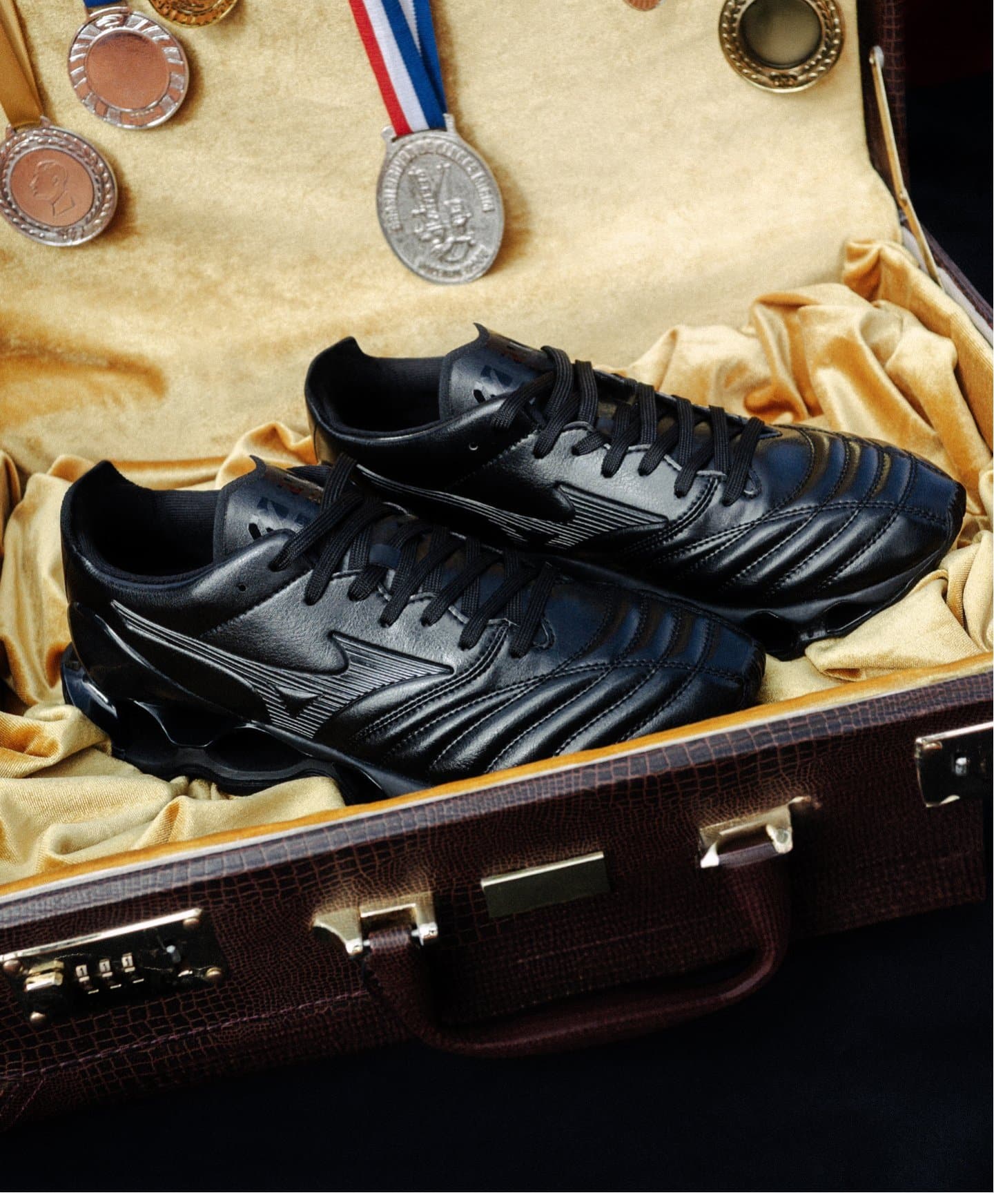 ミズノ　モレリア　スニーカー ミズノ、2つのフラグシップモデルを融合させたスニーカー - Impress Watch